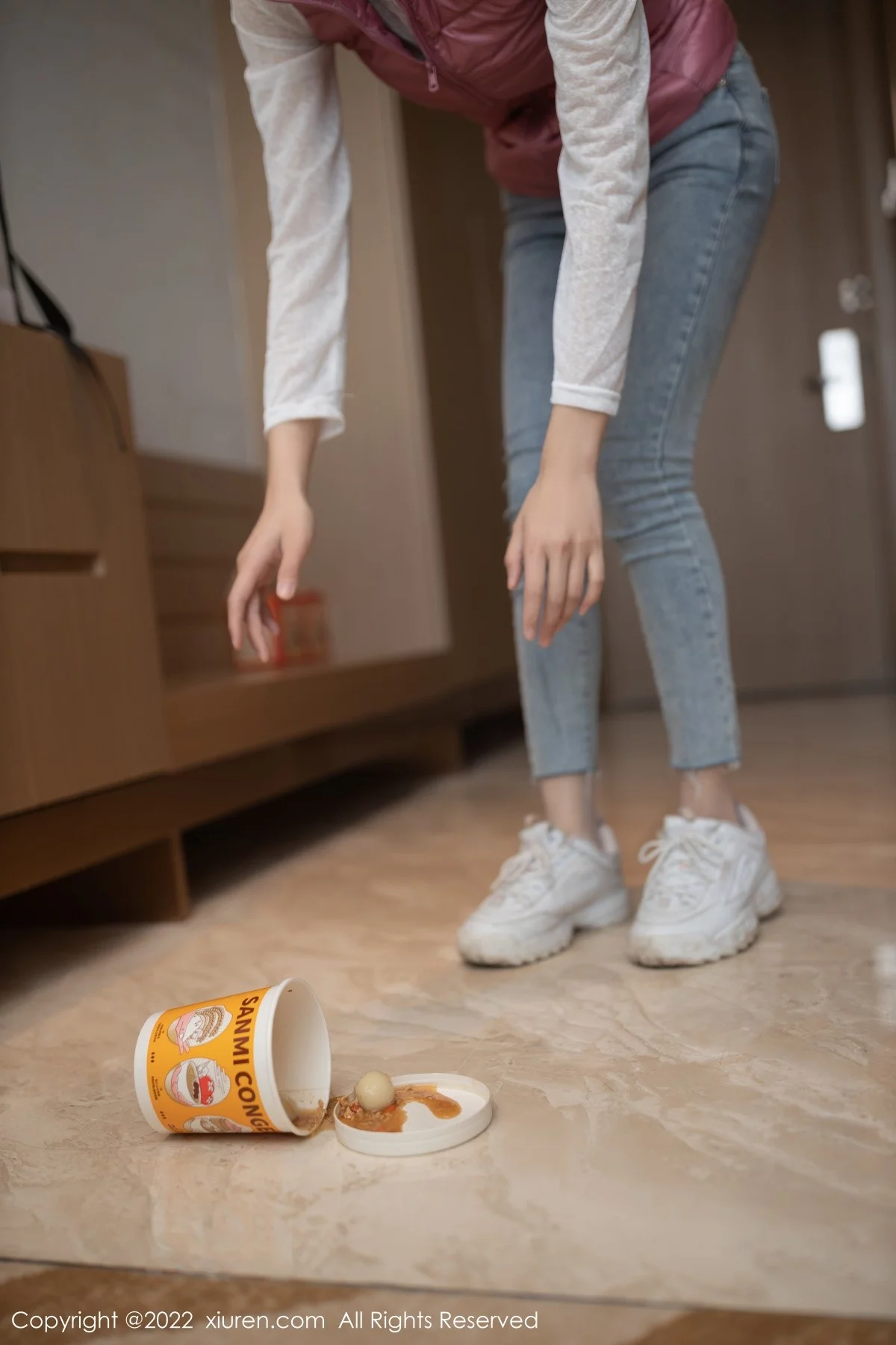 [[XiuRen秀人网]秀人网]No.4493_模特陆萱萱角色扮演主题私房脱牛仔裤露无内肉丝惹火诱惑写真91P