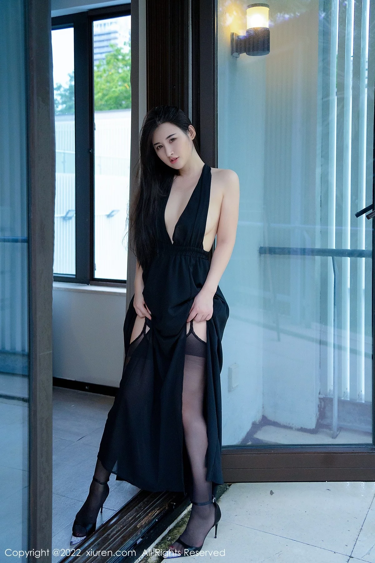 [[XiuRen秀人网]秀人网]No.4488_模特诗诗kiki三亚旅拍黑色轻透连衣长裙配黑丝吊袜极致魅惑写真56P