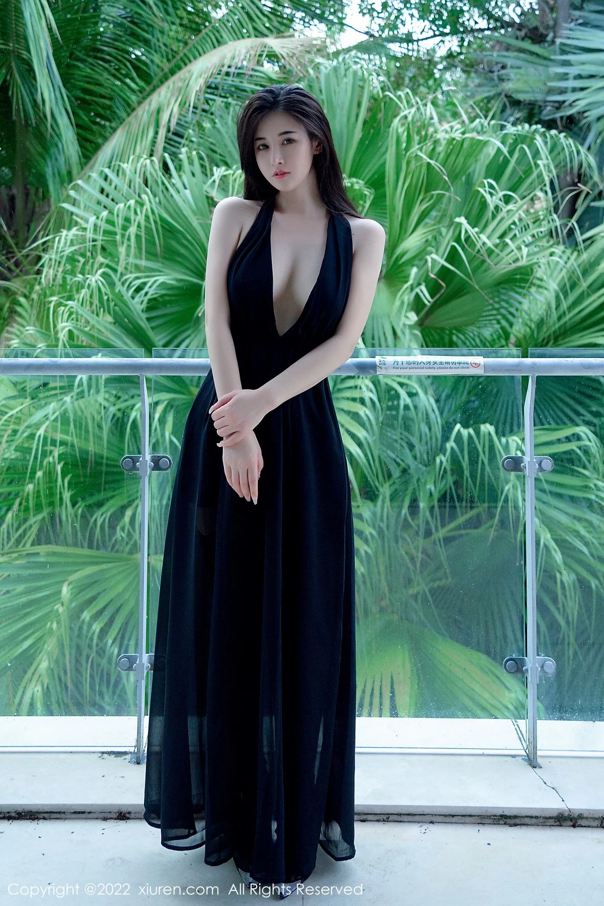 [[XiuRen秀人网]秀人网]No.4488_模特诗诗kiki三亚旅拍黑色轻透连衣长裙配黑丝吊袜极致魅惑写真56P