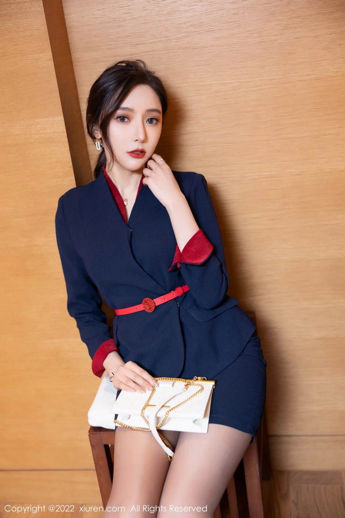 [[XiuRen秀人网]秀人网]No.4500_女神王馨瑶yanni职业装主题蓝色上衣配短裙超薄黑丝诱惑写真90P