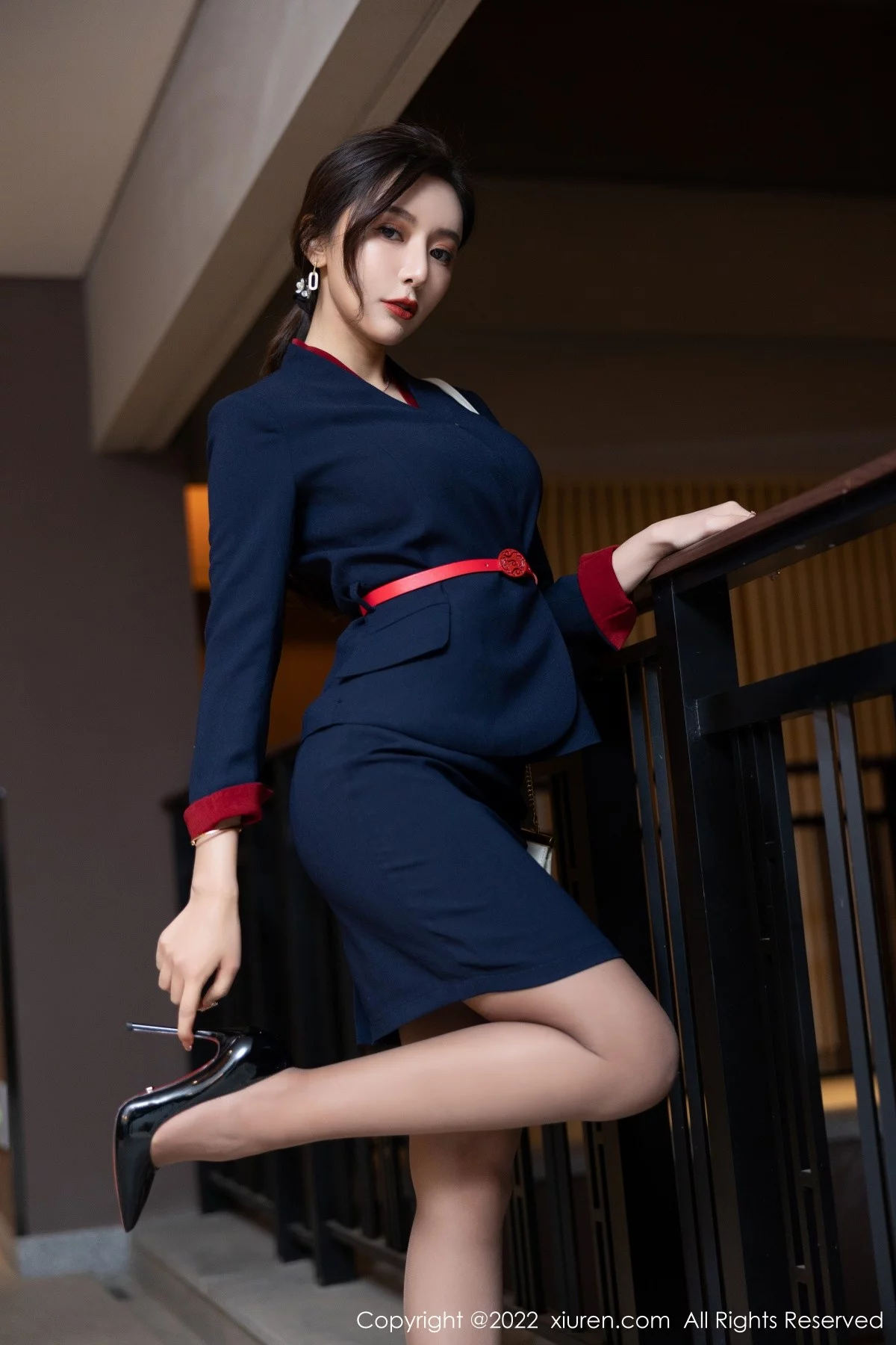 [[XiuRen秀人网]秀人网]No.4500_女神王馨瑶yanni职业装主题蓝色上衣配短裙超薄黑丝诱惑写真90P