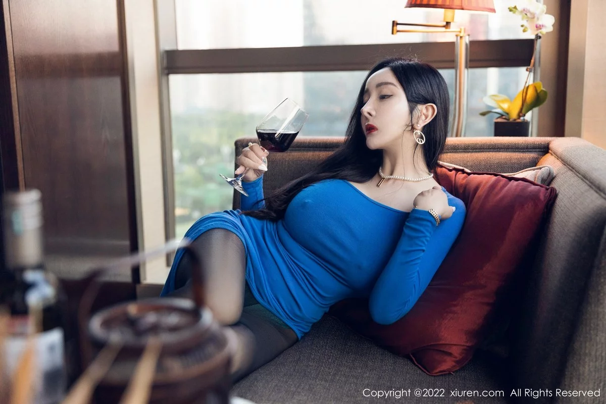 [[XiuRen秀人网]秀人网]No.4496_模特允爾私房蓝色收身上衣配超薄黑丝裤袜秀豪乳翘臀诱惑写真52P