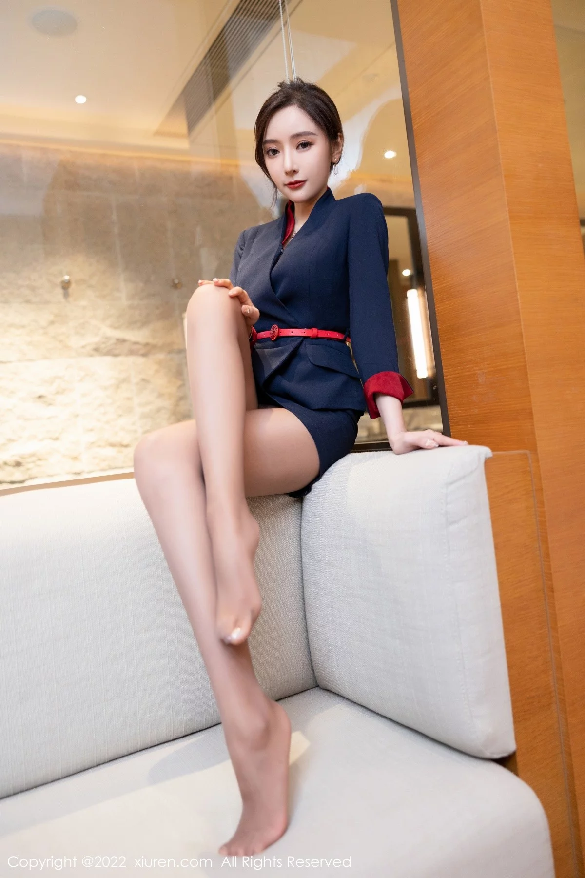 [[XiuRen秀人网]秀人网]No.4500_女神王馨瑶yanni职业装主题蓝色上衣配短裙超薄黑丝诱惑写真90P