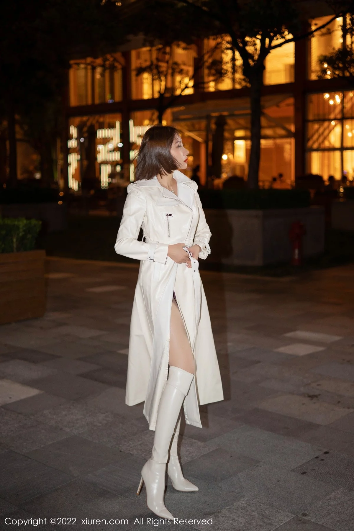 [[XiuRen秀人网]秀人网]No.4495_御姐果儿Victoria青海旅拍脱风衣露艳红色蕾丝内衣丰满诱惑写真64P