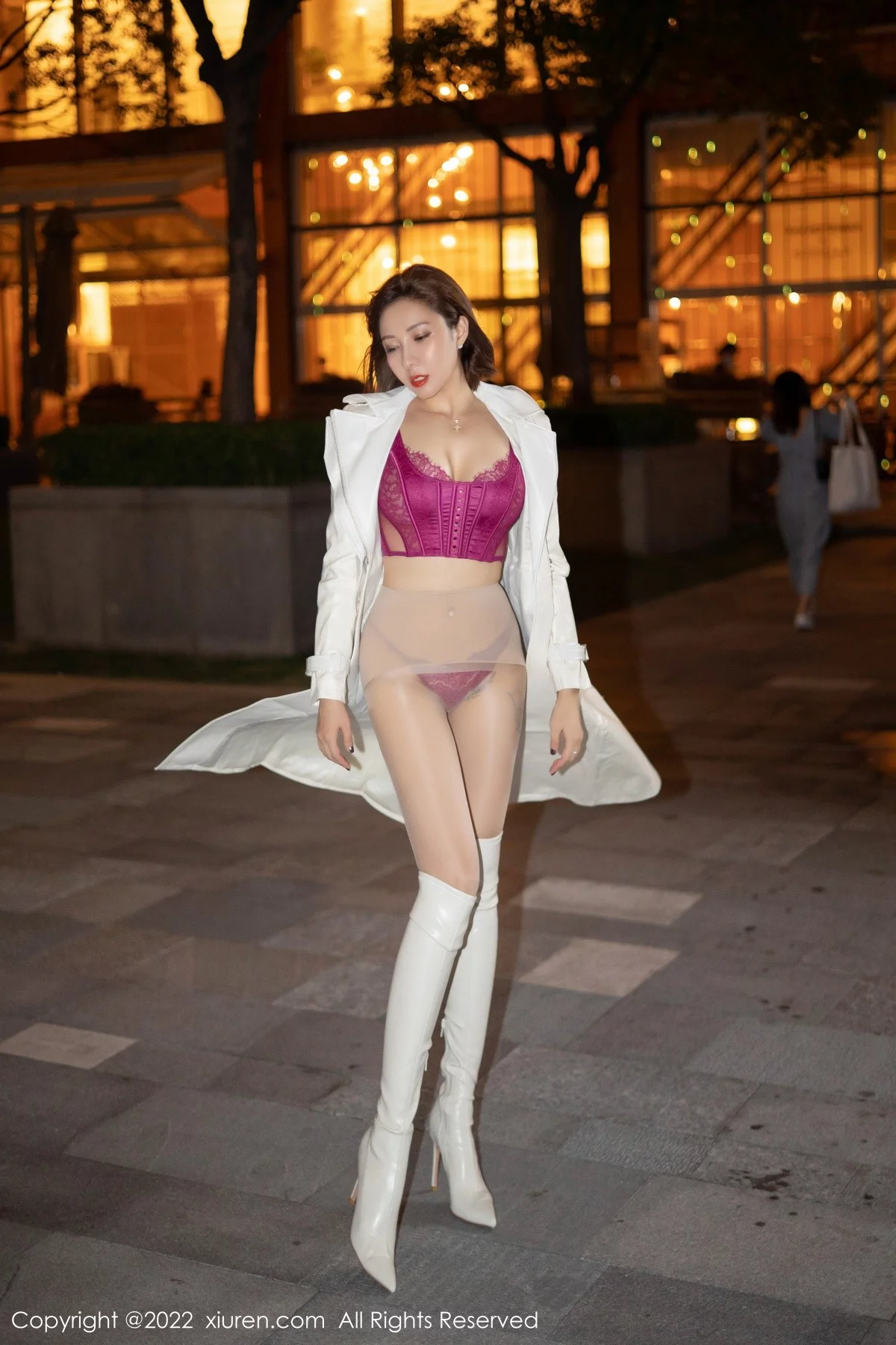 [[XiuRen秀人网]秀人网]No.4495_御姐果儿Victoria青海旅拍脱风衣露艳红色蕾丝内衣丰满诱惑写真64P