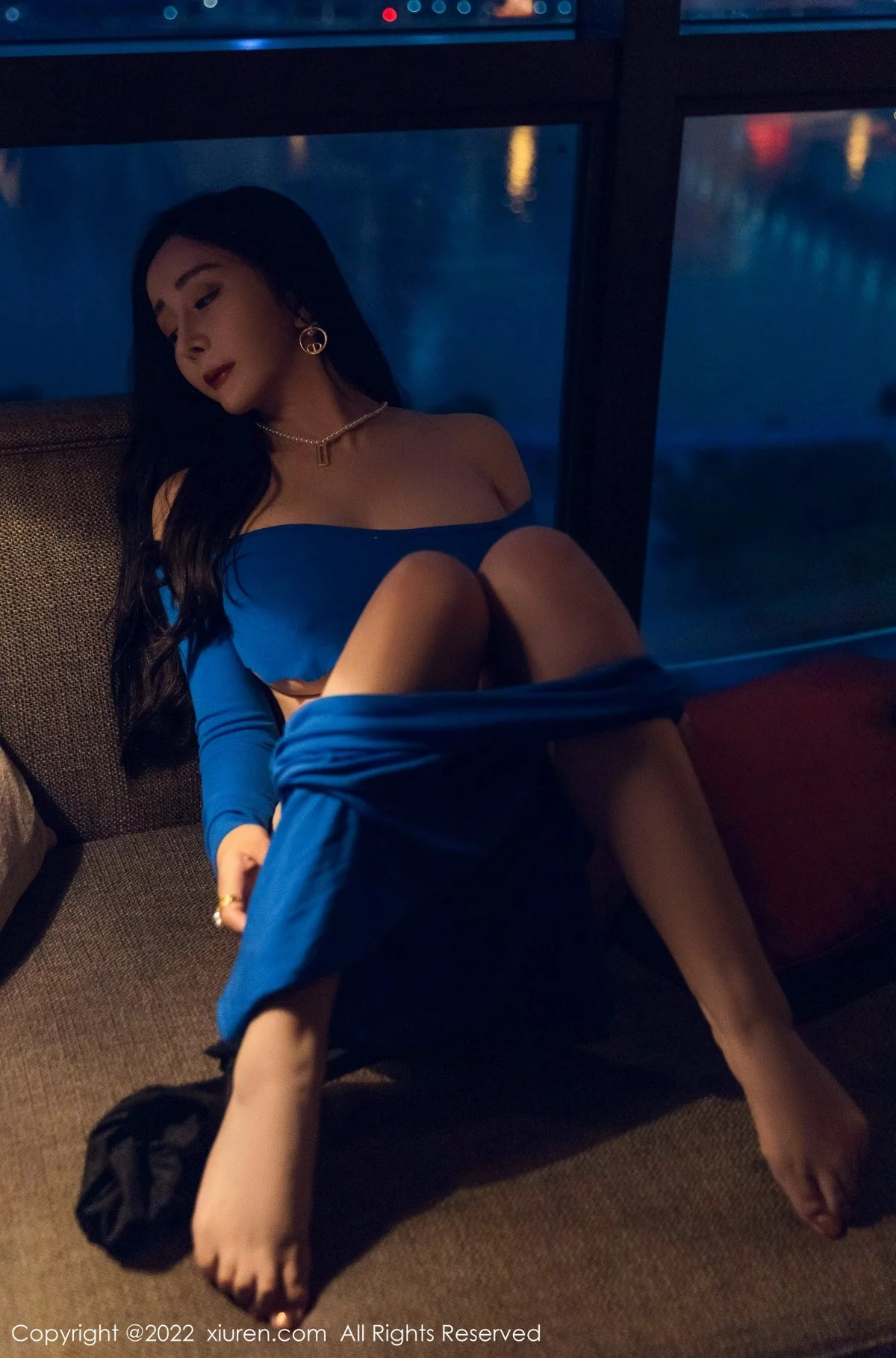 [[XiuRen秀人网]秀人网]No.4496_模特允爾私房蓝色收身上衣配超薄黑丝裤袜秀豪乳翘臀诱惑写真52P