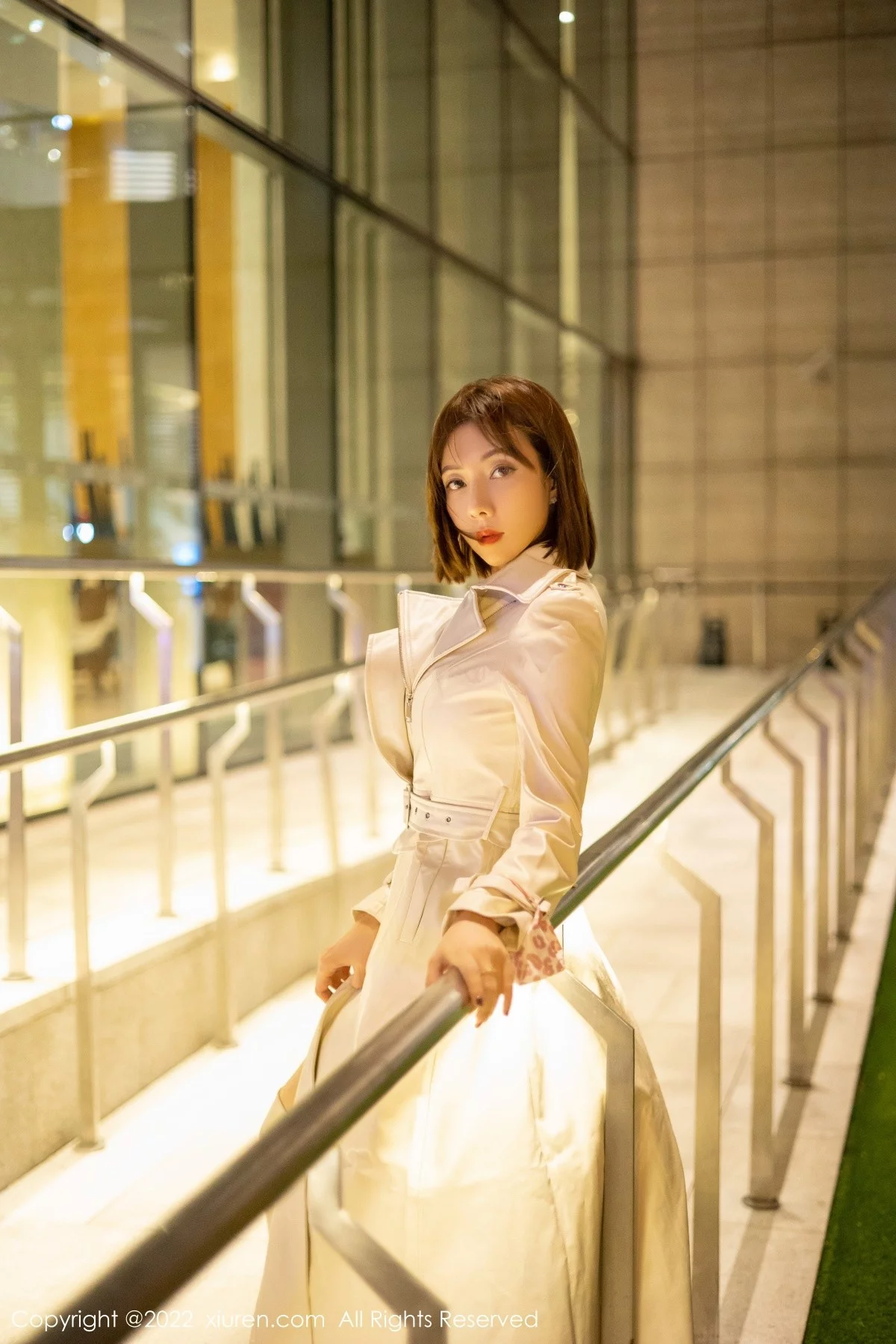 [[XiuRen秀人网]秀人网]No.4495_御姐果儿Victoria青海旅拍脱风衣露艳红色蕾丝内衣丰满诱惑写真64P