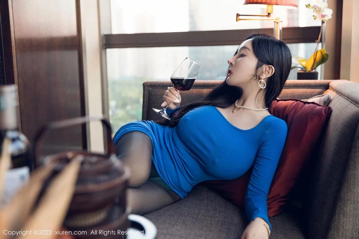 [[XiuRen秀人网]秀人网]No.4496_模特允爾私房蓝色收身上衣配超薄黑丝裤袜秀豪乳翘臀诱惑写真52P