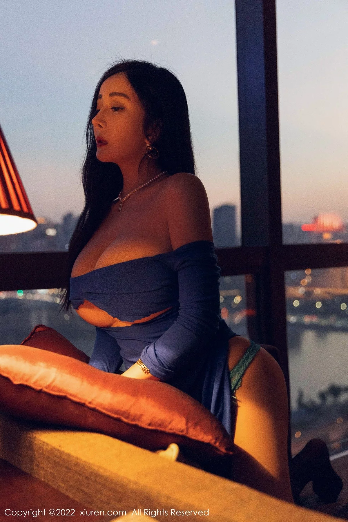 [[XiuRen秀人网]秀人网]No.4496_模特允爾私房蓝色收身上衣配超薄黑丝裤袜秀豪乳翘臀诱惑写真52P