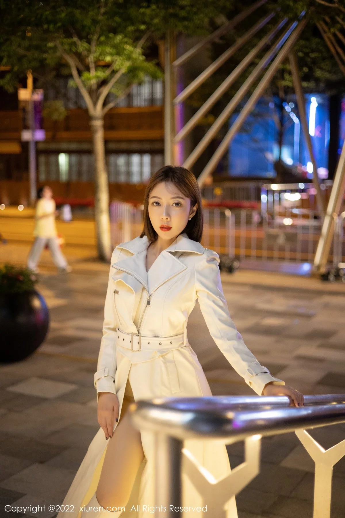 [[XiuRen秀人网]秀人网]No.4495_御姐果儿Victoria青海旅拍脱风衣露艳红色蕾丝内衣丰满诱惑写真64P