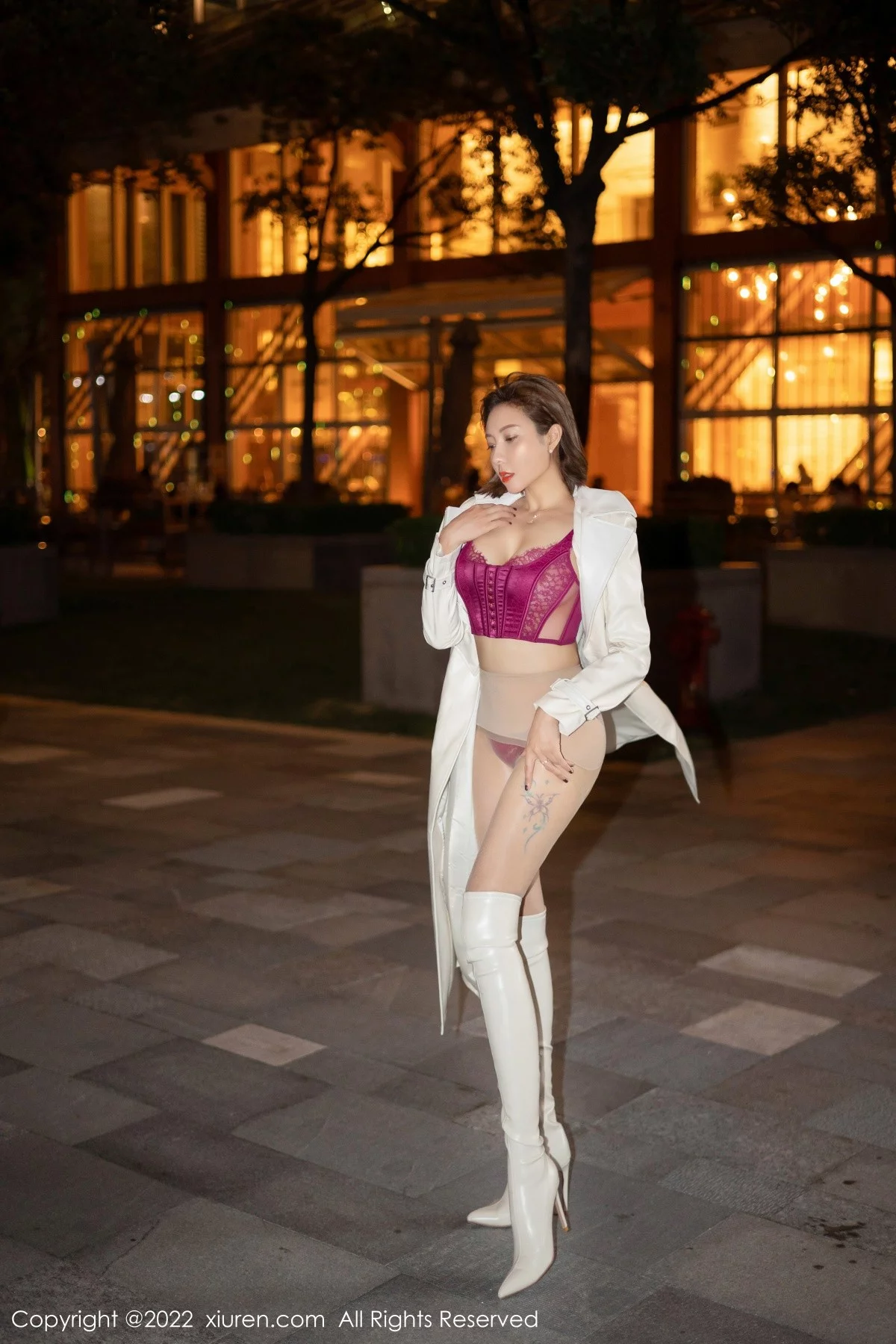 [[XiuRen秀人网]秀人网]No.4495_御姐果儿Victoria青海旅拍脱风衣露艳红色蕾丝内衣丰满诱惑写真64P