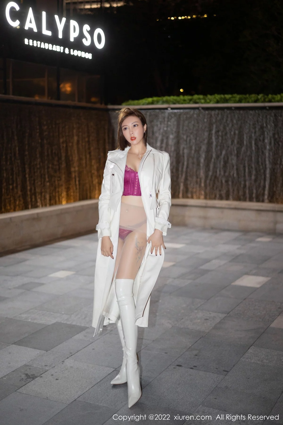 [[XiuRen秀人网]秀人网]No.4495_御姐果儿Victoria青海旅拍脱风衣露艳红色蕾丝内衣丰满诱惑写真64P