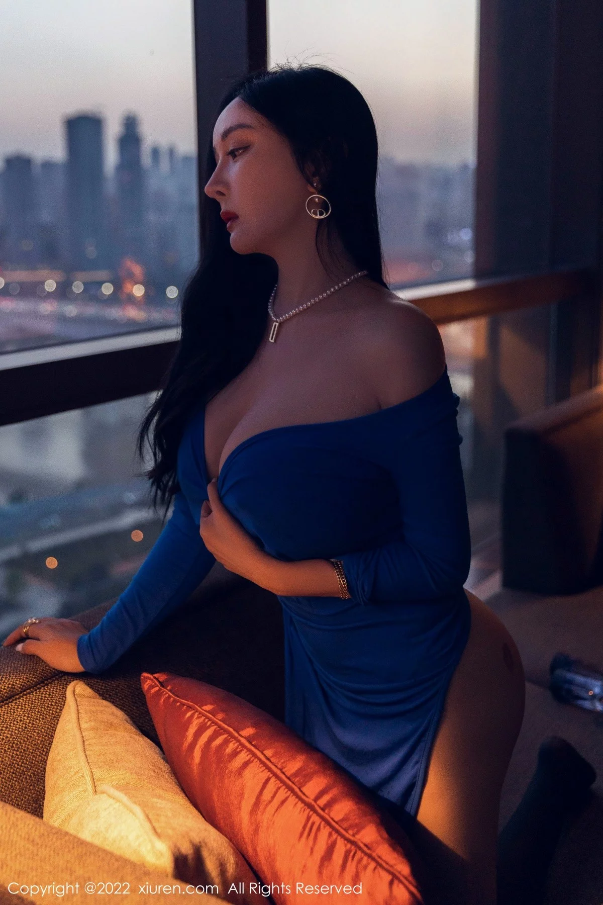 [[XiuRen秀人网]秀人网]No.4496_模特允爾私房蓝色收身上衣配超薄黑丝裤袜秀豪乳翘臀诱惑写真52P