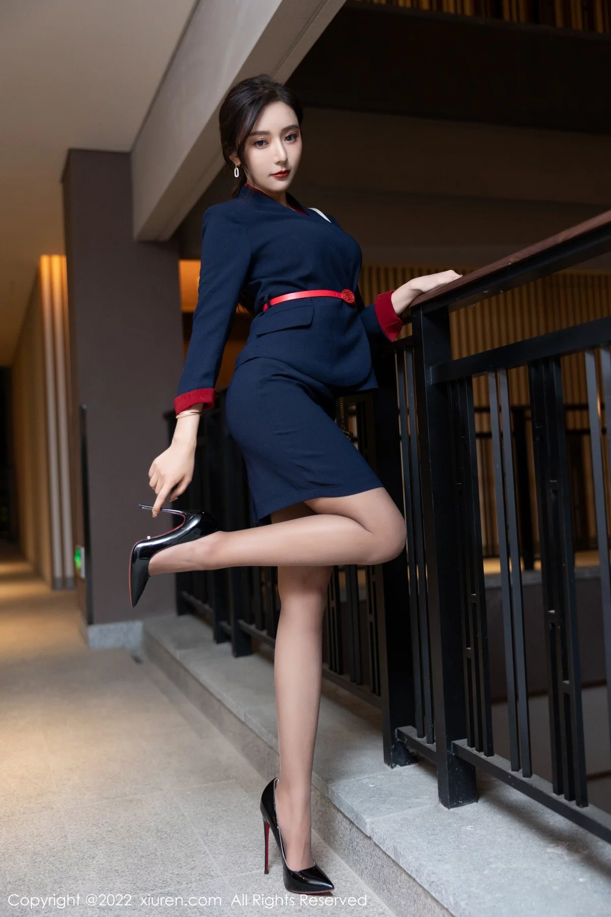 [[XiuRen秀人网]秀人网]No.4500_女神王馨瑶yanni职业装主题蓝色上衣配短裙超薄黑丝诱惑写真90P