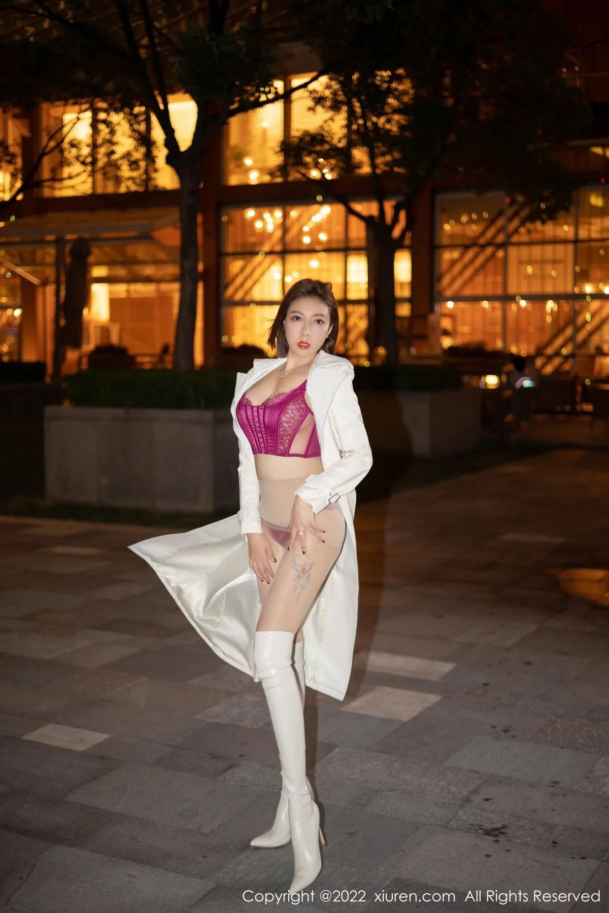 [[XiuRen秀人网]秀人网]No.4495_御姐果儿Victoria青海旅拍脱风衣露艳红色蕾丝内衣丰满诱惑写真64P