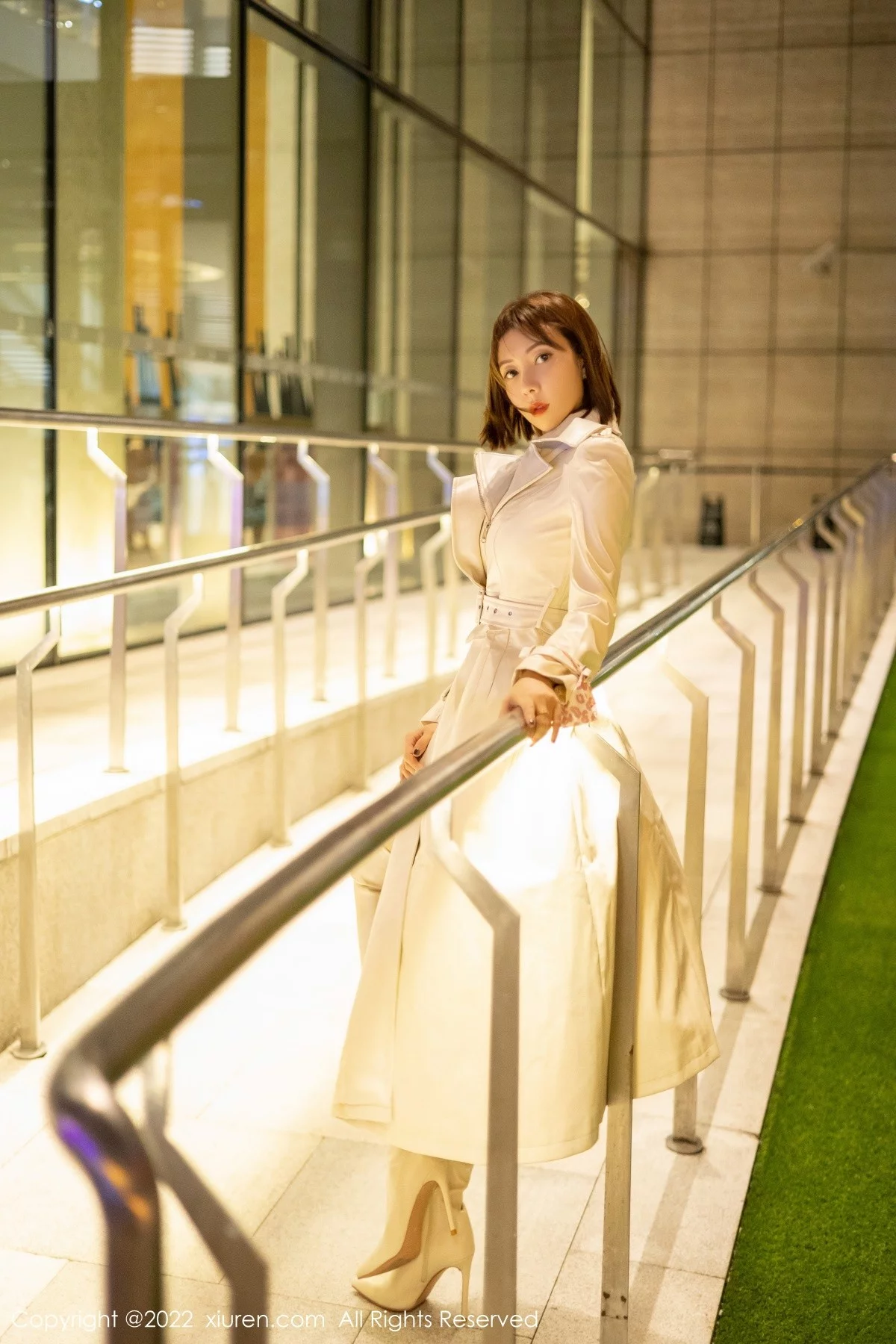 [[XiuRen秀人网]秀人网]No.4495_御姐果儿Victoria青海旅拍脱风衣露艳红色蕾丝内衣丰满诱惑写真64P