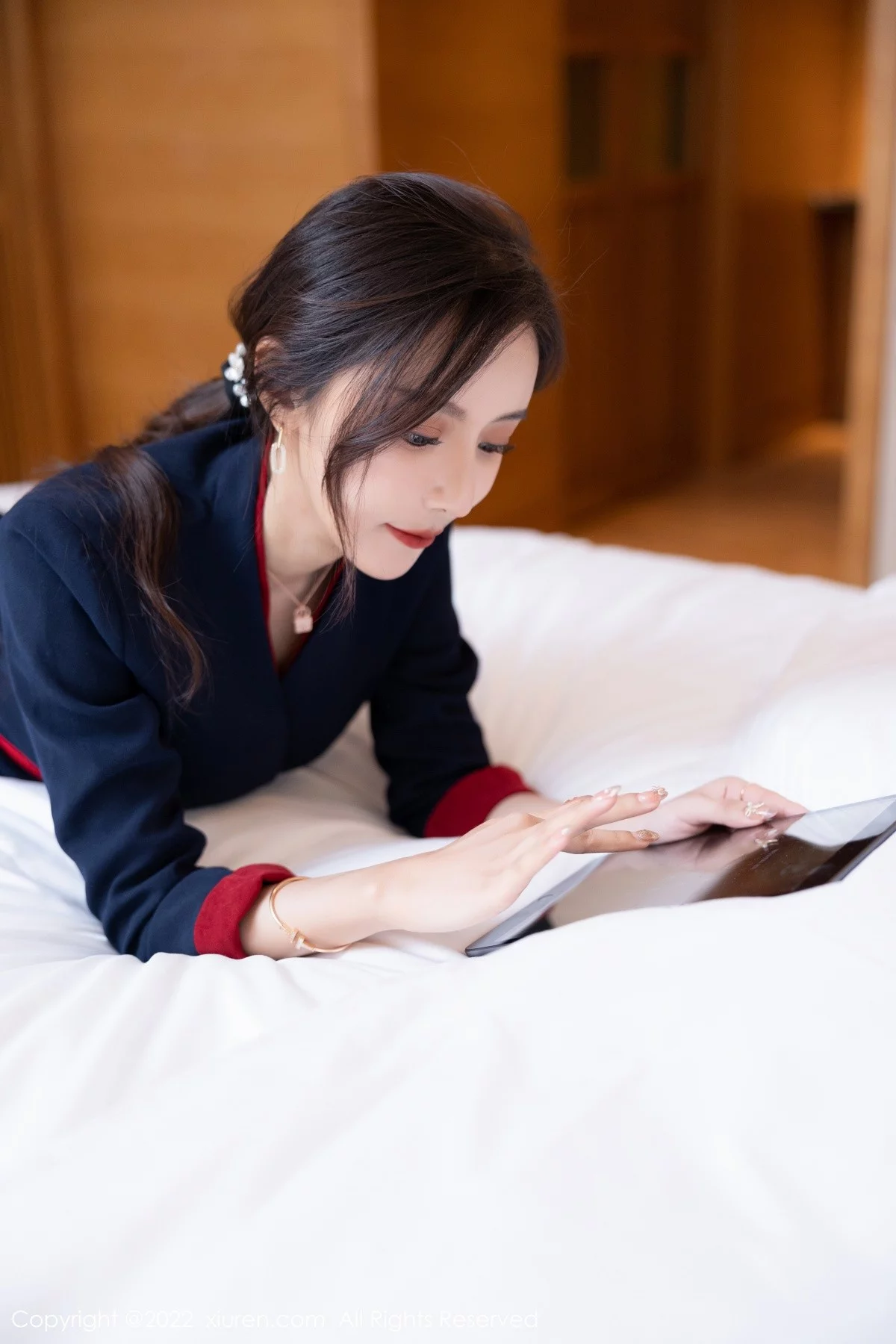 [[XiuRen秀人网]秀人网]No.4500_女神王馨瑶yanni职业装主题蓝色上衣配短裙超薄黑丝诱惑写真90P