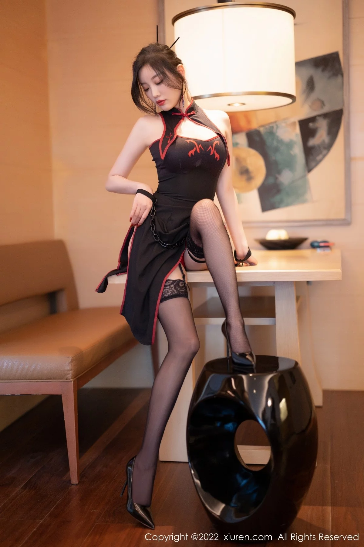 [[XiuRen秀人网]秀人网]No.4587_女神杨晨晨Yome黑色短旗袍配蕾丝吊袜秀完美身材诱惑写真74P