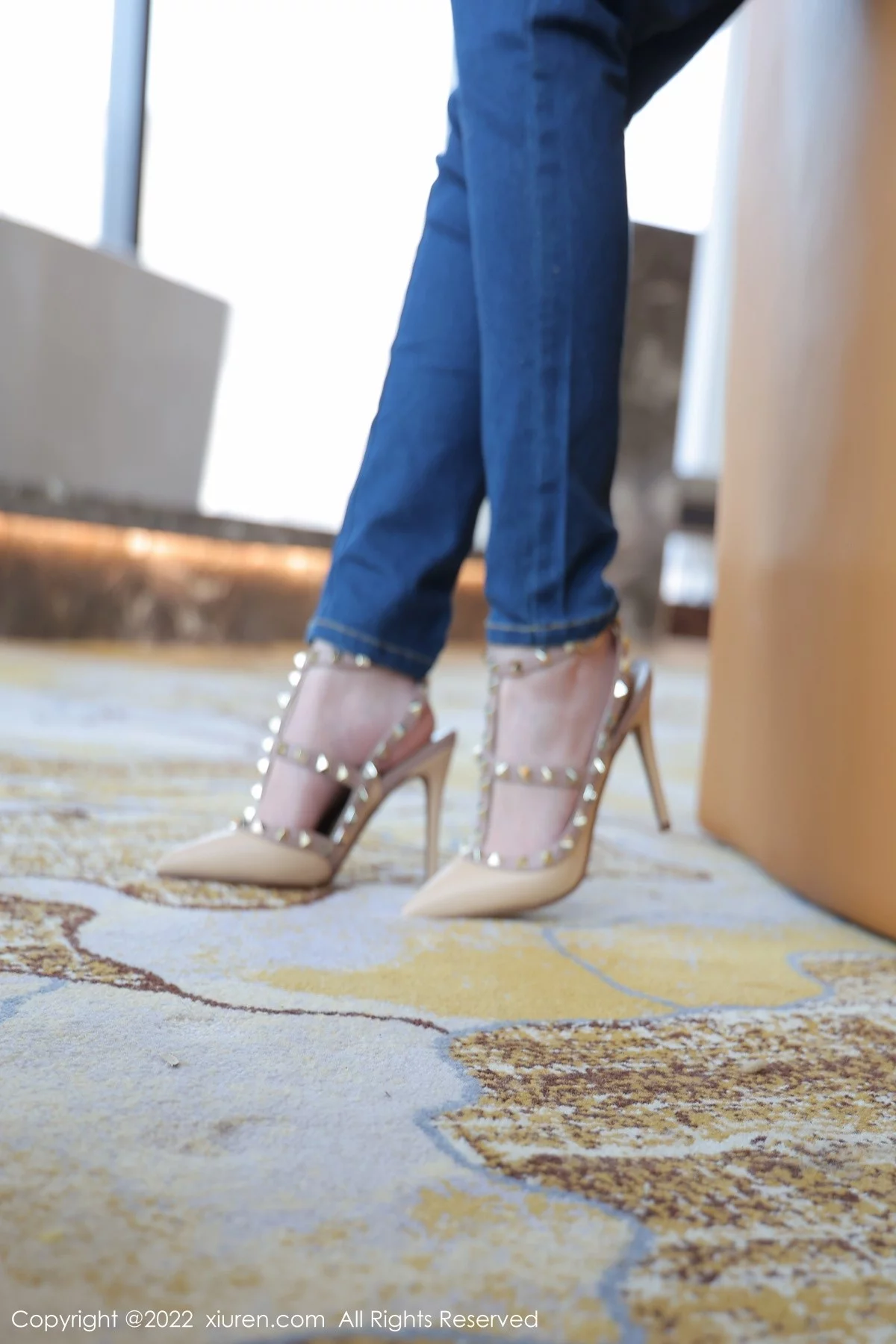 [[XiuRen秀人网]秀人网]No.4584_模特奶瓶蓝色外套配牛仔裤私房半脱秀浑圆翘臀极致诱惑写真94P