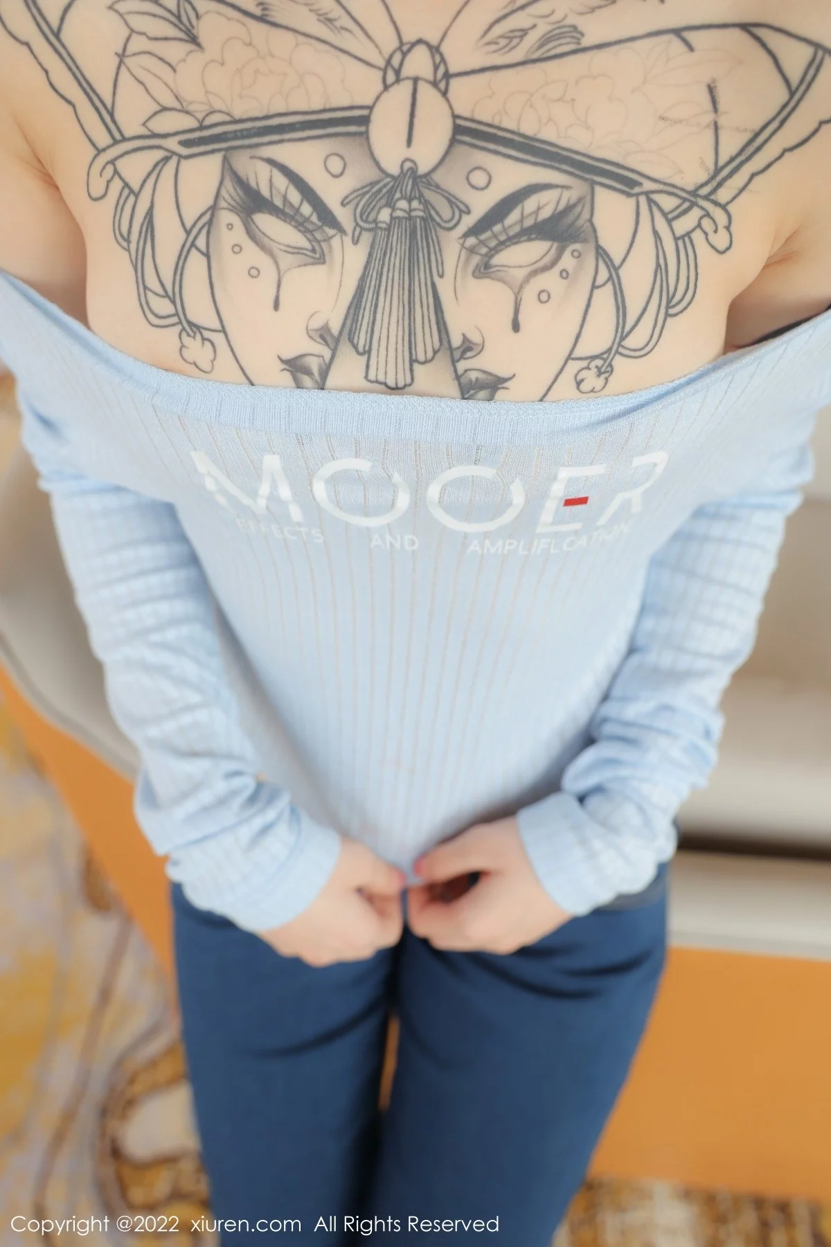 [[XiuRen秀人网]秀人网]No.4584_模特奶瓶蓝色外套配牛仔裤私房半脱秀浑圆翘臀极致诱惑写真94P