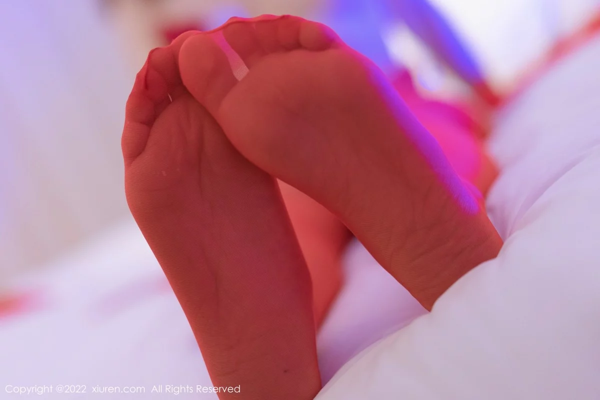 [[XiuRen秀人网]秀人网]No.4586_女神王雨纯三亚旅拍性感红色古典肚兜配蕾丝袜极致诱惑写真60P