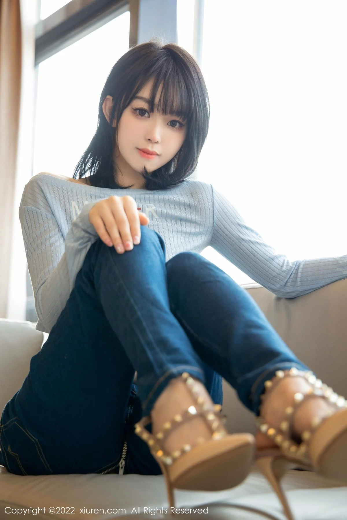 [[XiuRen秀人网]秀人网]No.4584_模特奶瓶蓝色外套配牛仔裤私房半脱秀浑圆翘臀极致诱惑写真94P