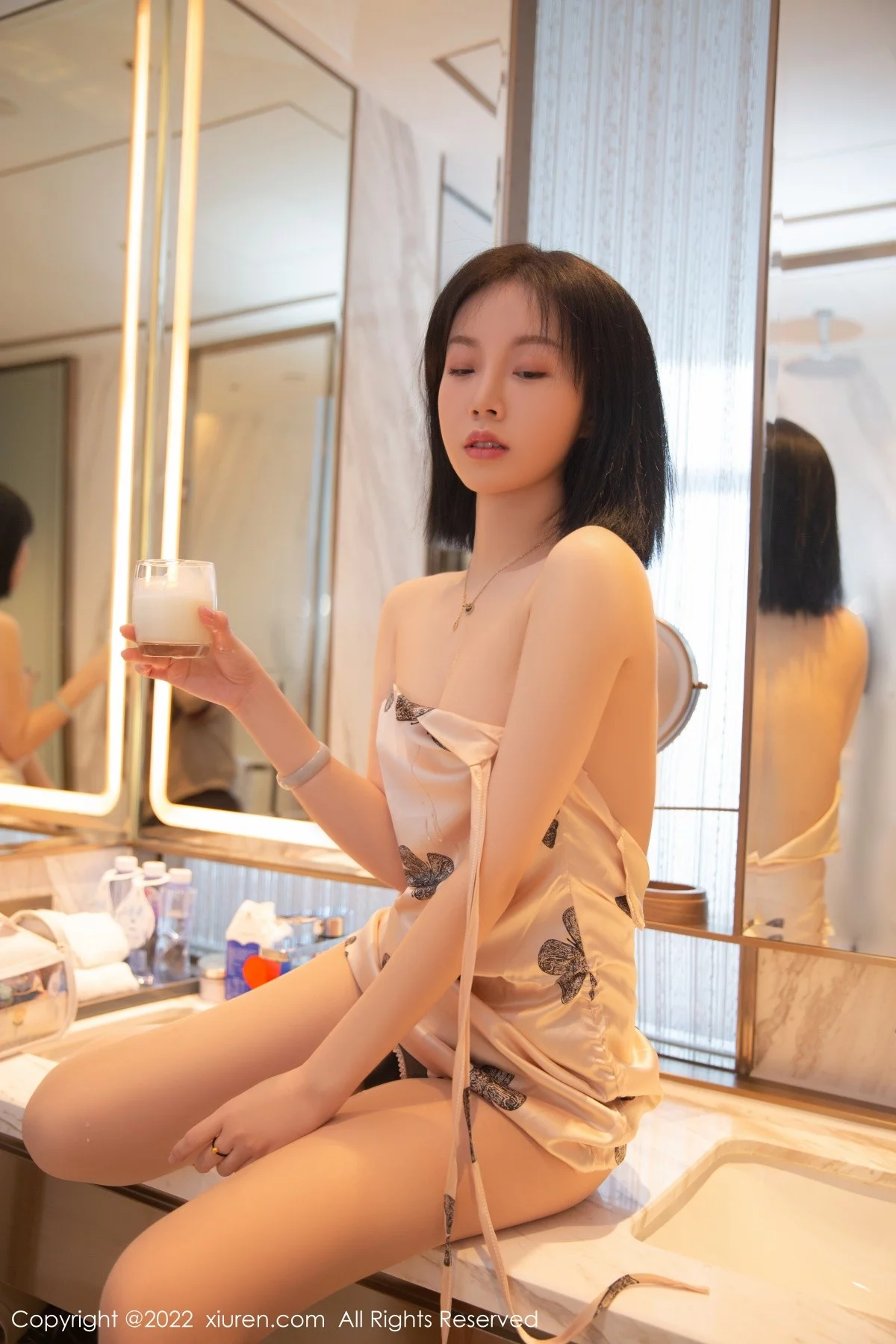 [[XiuRen秀人网]秀人网]No.4635_模特一颗甜蛋黄a私房深V吊带裙配开档肉丝裤袜惹火诱惑写真64P