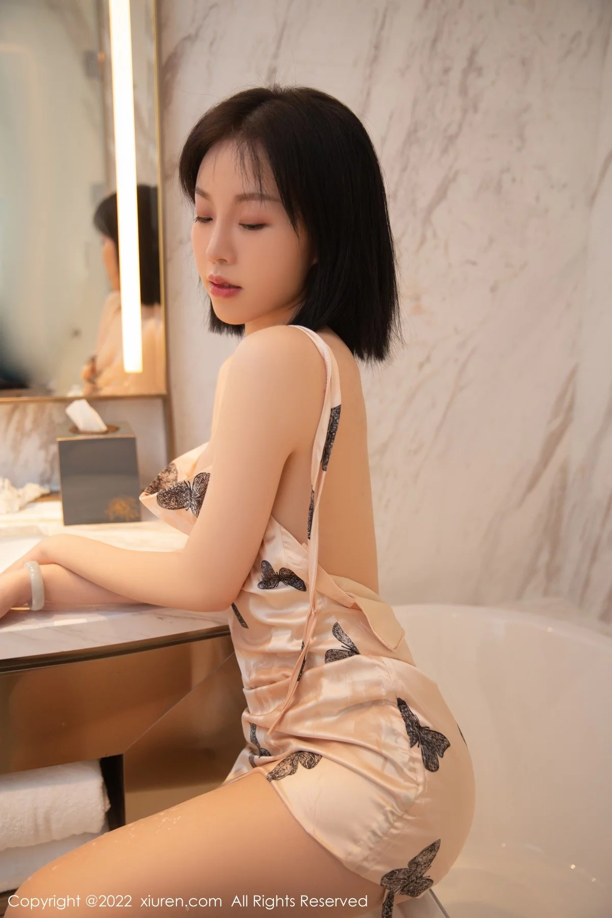 [[XiuRen秀人网]秀人网]No.4635_模特一颗甜蛋黄a私房深V吊带裙配开档肉丝裤袜惹火诱惑写真64P