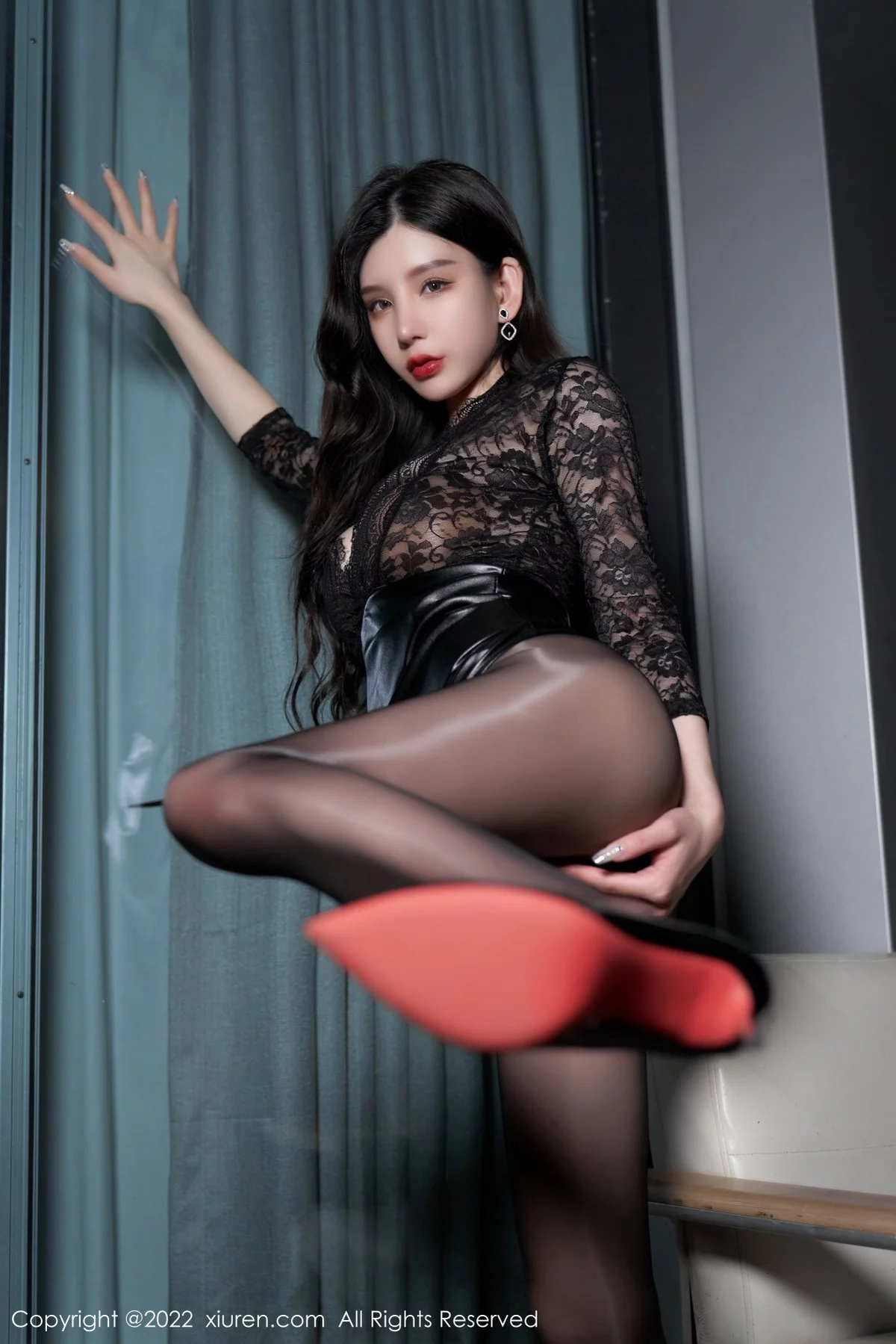 [[XiuRen秀人网]秀人网]No.4641_女神周于希Sally三亚旅拍黑色轻透上衣配无内黑丝秀翘臀诱惑写真86P