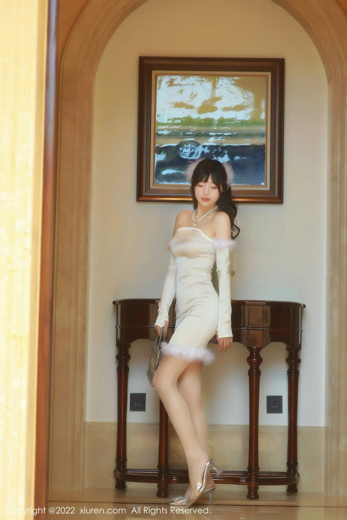 [[XiuRen秀人网]秀人网]No.4645_模特佘贝拉bella海南岛旅拍精致露肩米色连衣裙秀翘臀诱惑写真74P