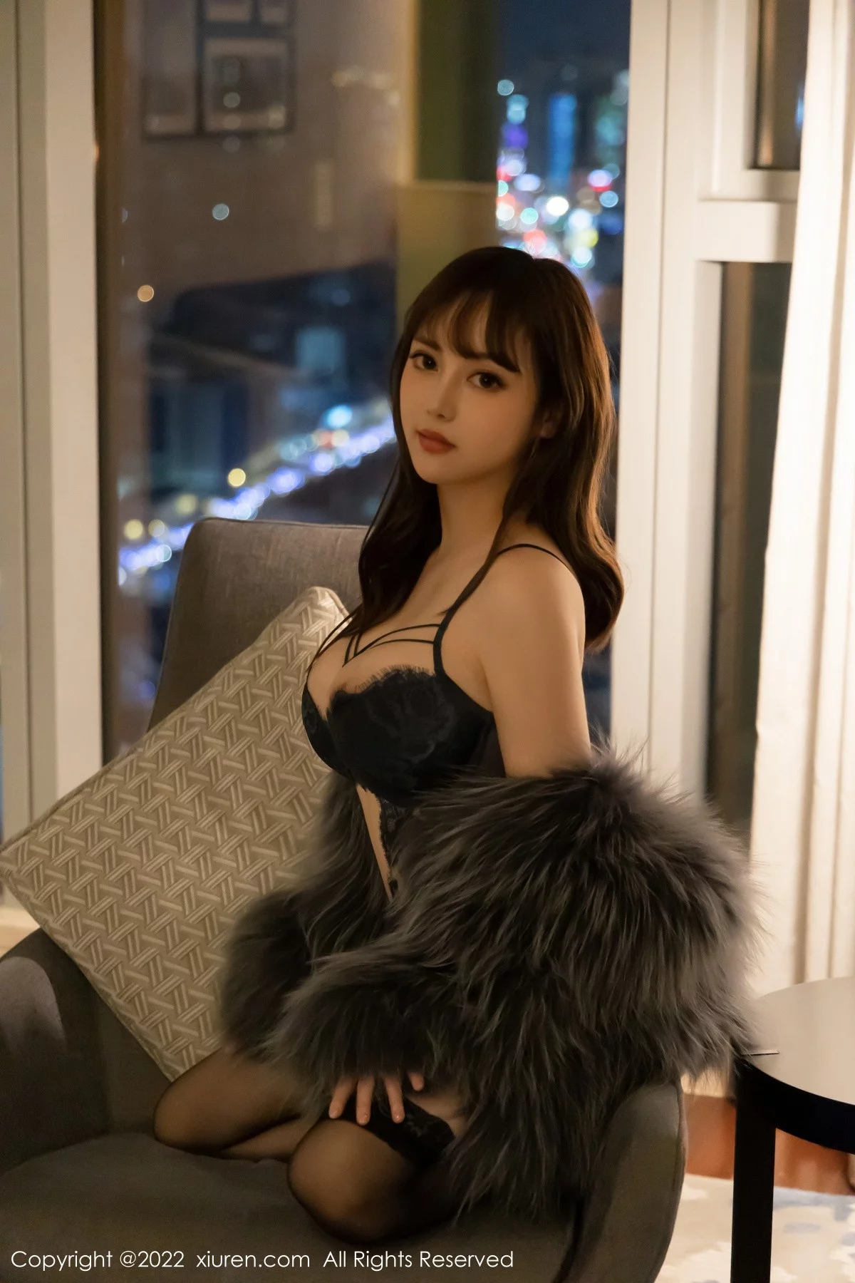 [[XiuRen秀人网]秀人网]No.4644_模特豆瓣酱私房深色皮草露黑色缕空内衣配蕾丝袜丰满诱惑写真72P