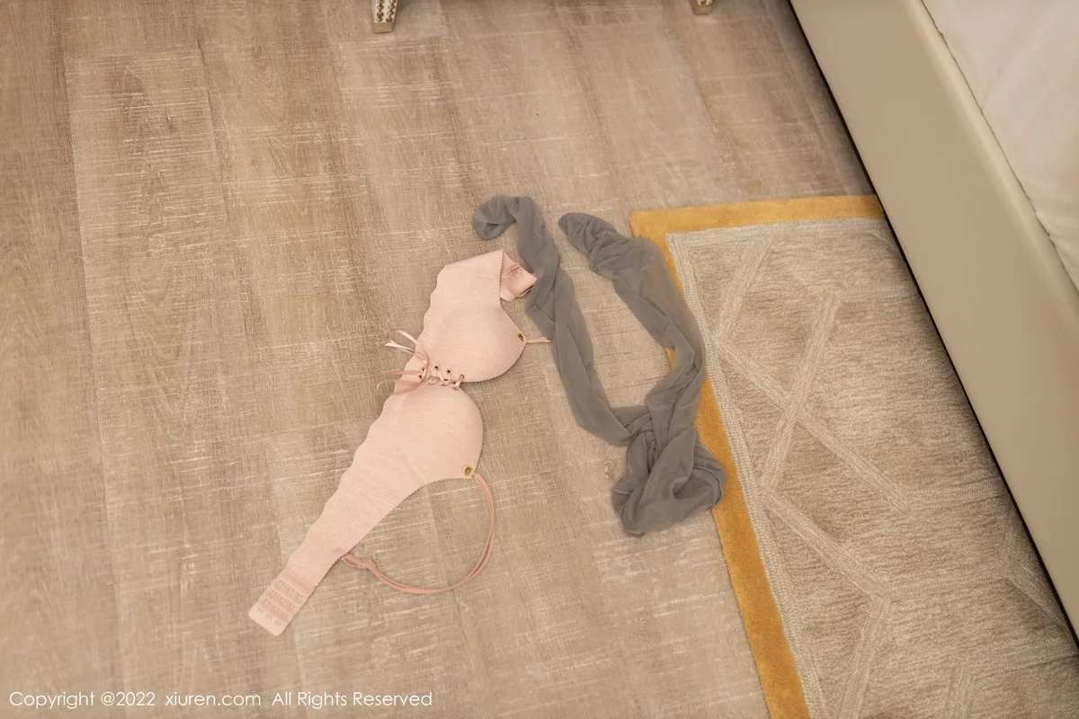 [[XiuRen秀人网]秀人网]No.4647_模特唐安琪珠三角旅拍空姐角色扮演淡粉色内衣配丝袜诱惑写真85P