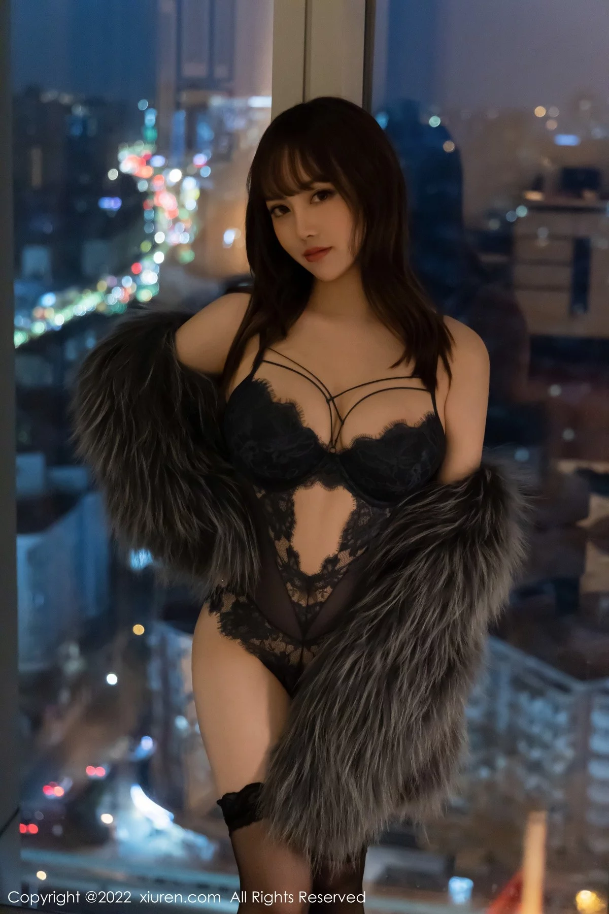 [[XiuRen秀人网]秀人网]No.4644_模特豆瓣酱私房深色皮草露黑色缕空内衣配蕾丝袜丰满诱惑写真72P