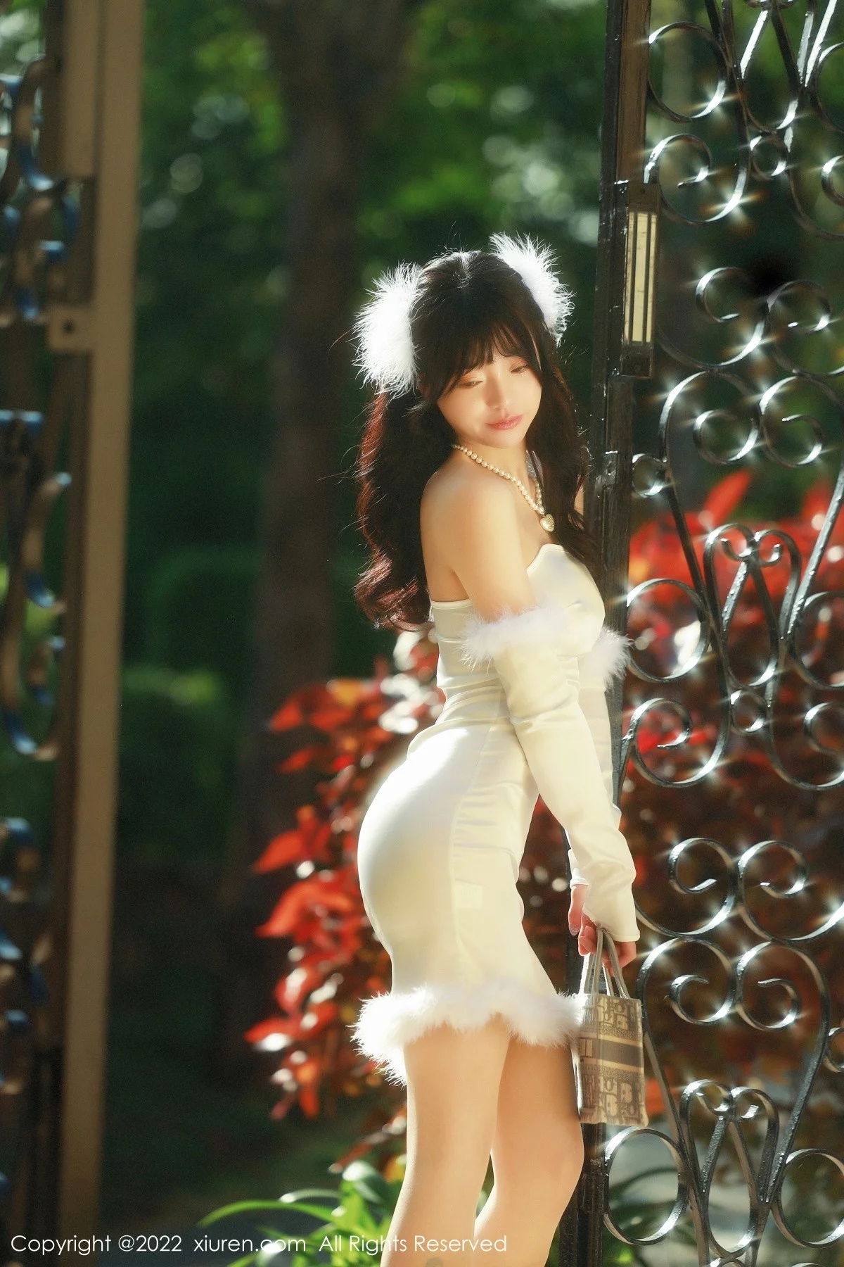 [[XiuRen秀人网]秀人网]No.4645_模特佘贝拉bella海南岛旅拍精致露肩米色连衣裙秀翘臀诱惑写真74P