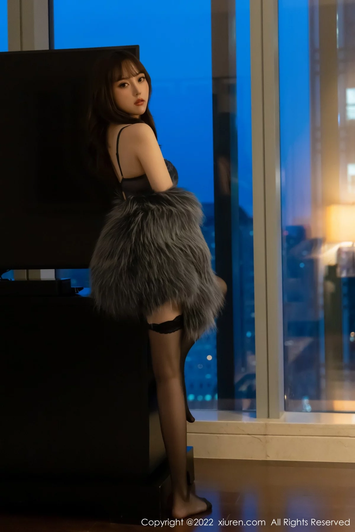 [[XiuRen秀人网]秀人网]No.4644_模特豆瓣酱私房深色皮草露黑色缕空内衣配蕾丝袜丰满诱惑写真72P