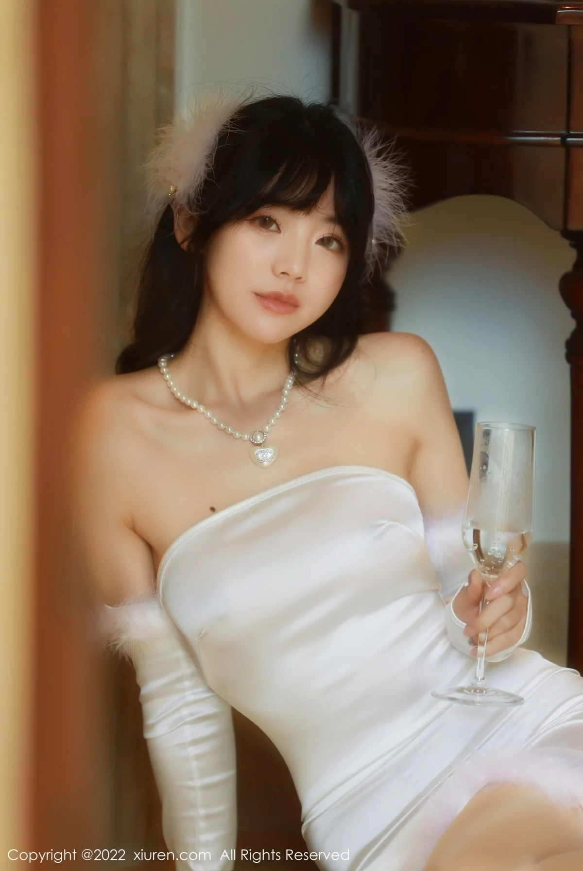 [[XiuRen秀人网]秀人网]No.4645_模特佘贝拉bella海南岛旅拍精致露肩米色连衣裙秀翘臀诱惑写真74P