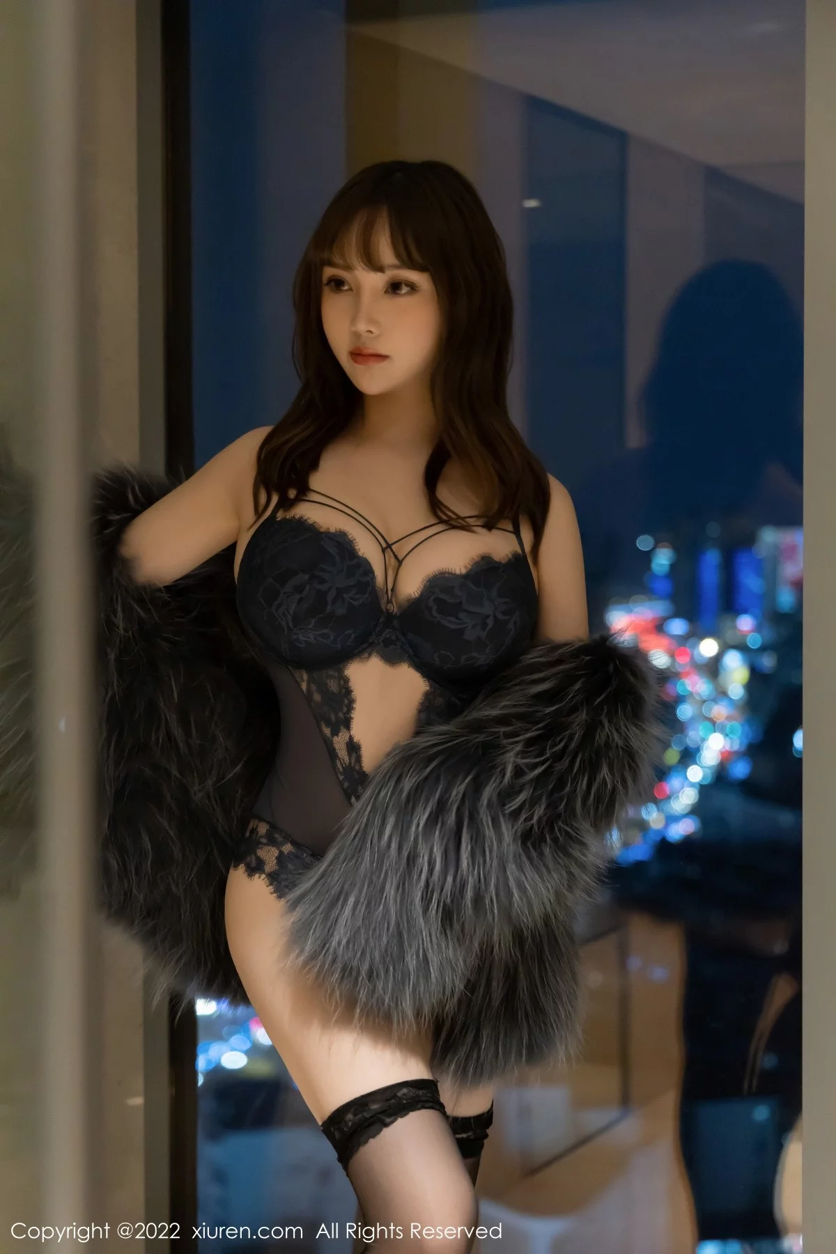 [[XiuRen秀人网]秀人网]No.4644_模特豆瓣酱私房深色皮草露黑色缕空内衣配蕾丝袜丰满诱惑写真72P