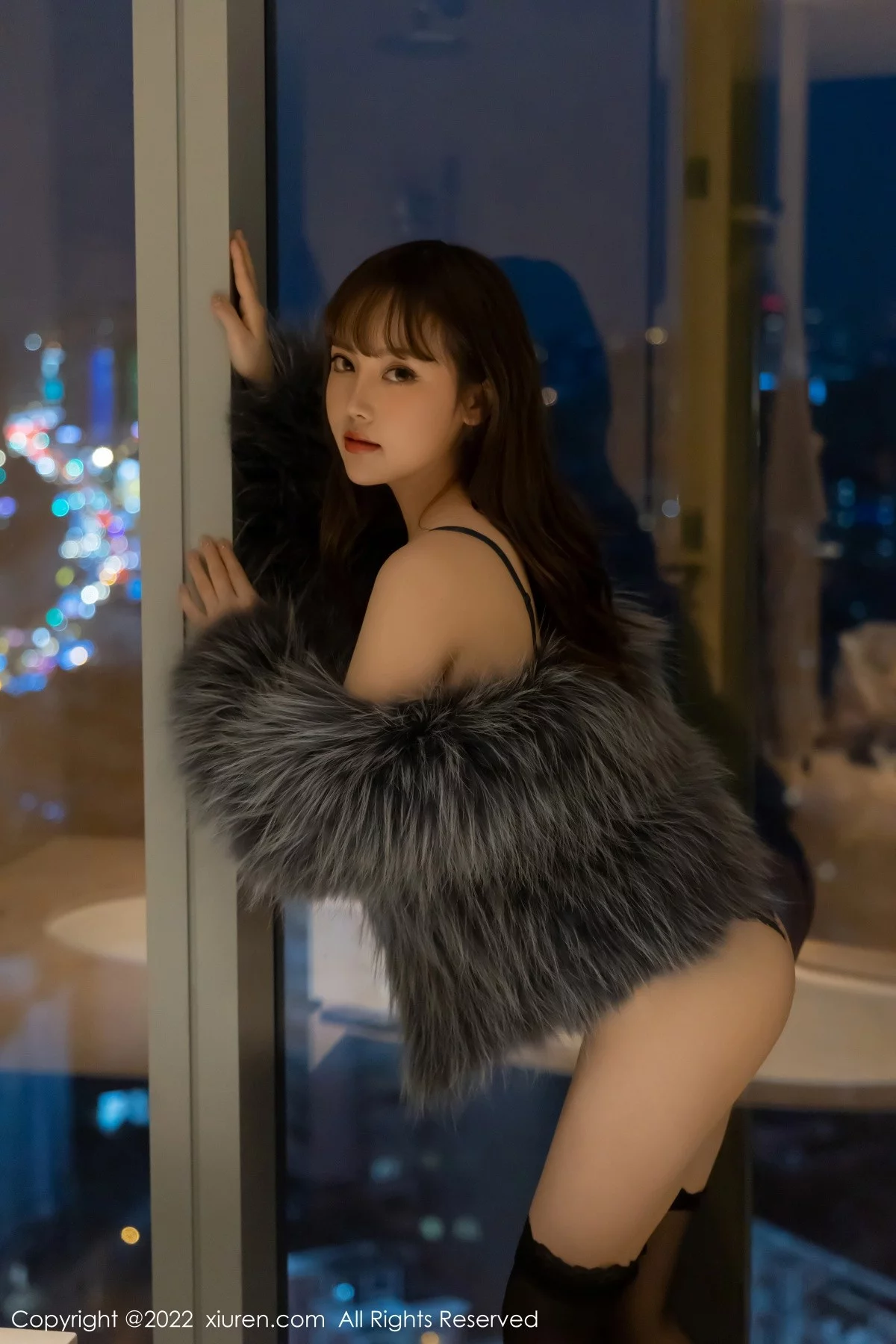 [[XiuRen秀人网]秀人网]No.4644_模特豆瓣酱私房深色皮草露黑色缕空内衣配蕾丝袜丰满诱惑写真72P