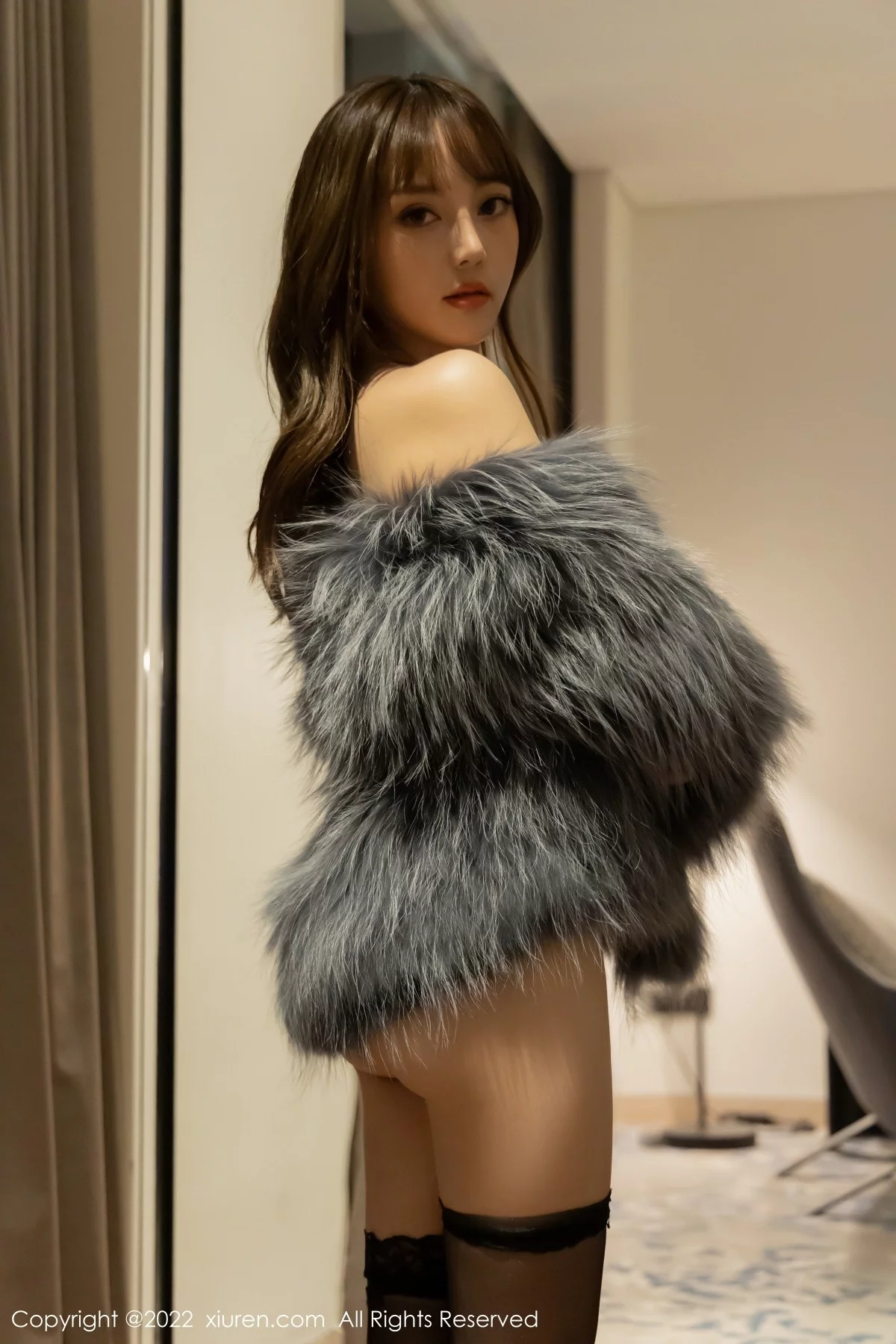 [[XiuRen秀人网]秀人网]No.4644_模特豆瓣酱私房深色皮草露黑色缕空内衣配蕾丝袜丰满诱惑写真72P