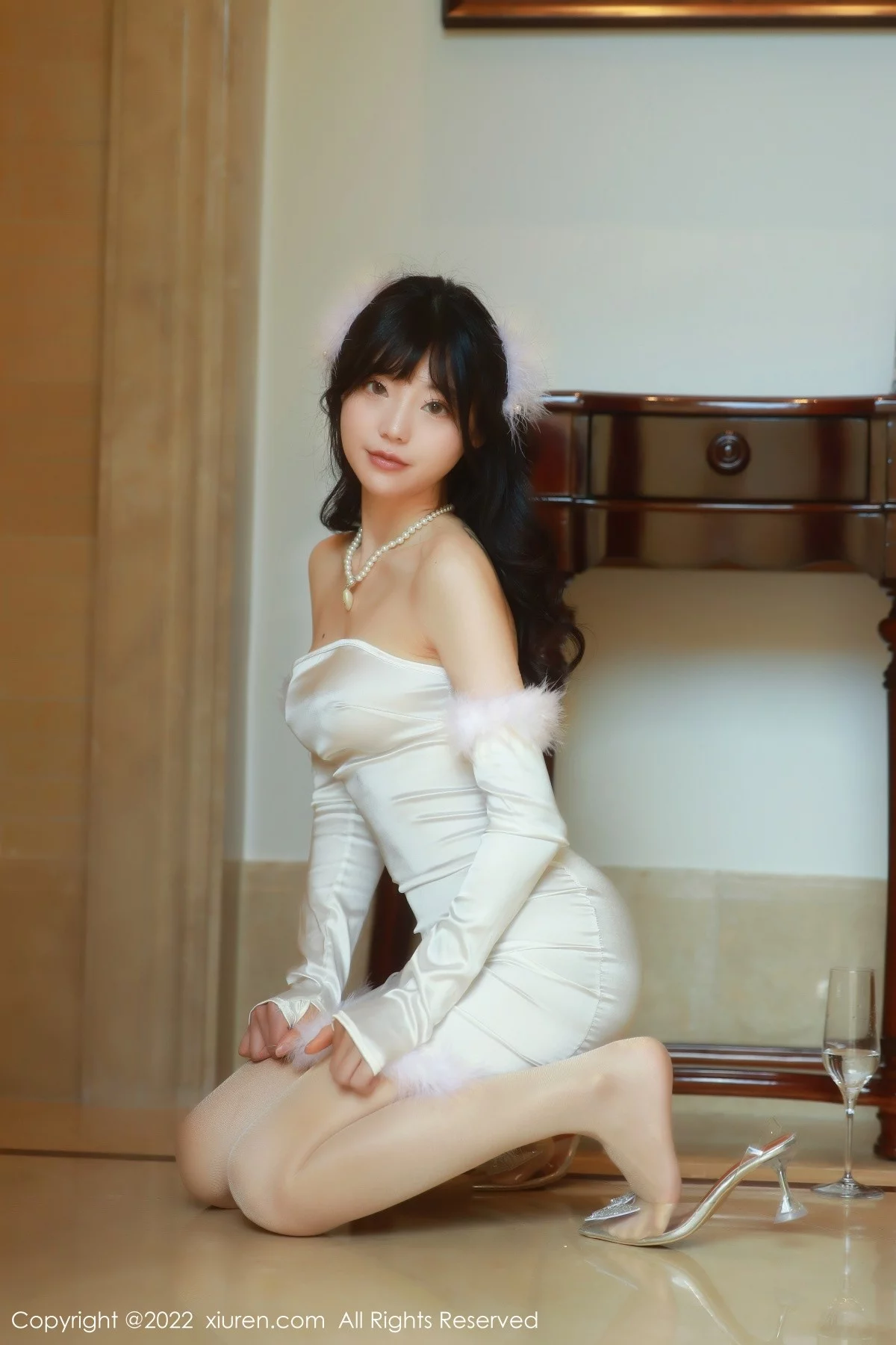 [[XiuRen秀人网]秀人网]No.4645_模特佘贝拉bella海南岛旅拍精致露肩米色连衣裙秀翘臀诱惑写真74P