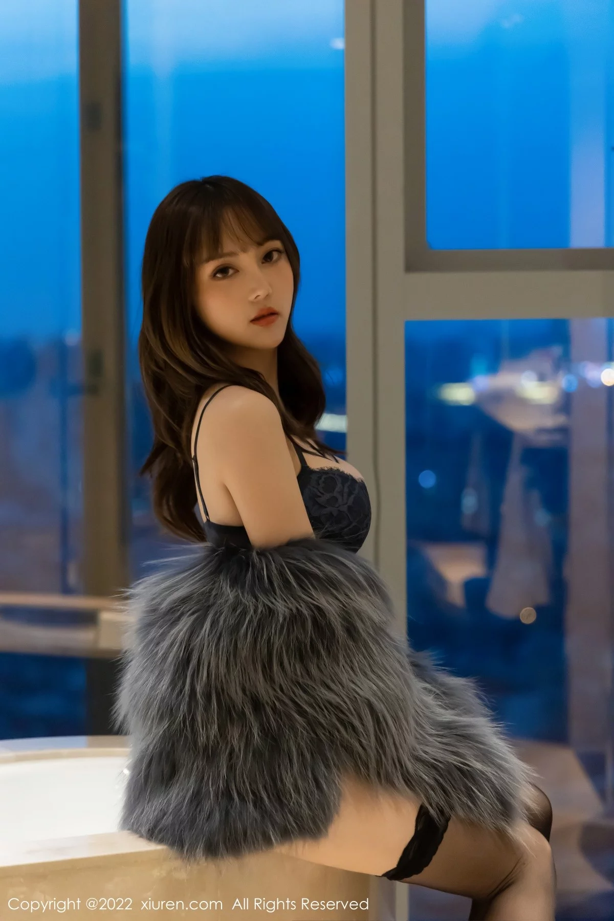 [[XiuRen秀人网]秀人网]No.4644_模特豆瓣酱私房深色皮草露黑色缕空内衣配蕾丝袜丰满诱惑写真72P