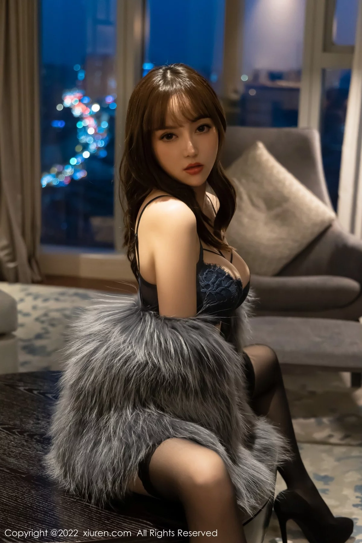 [[XiuRen秀人网]秀人网]No.4644_模特豆瓣酱私房深色皮草露黑色缕空内衣配蕾丝袜丰满诱惑写真72P