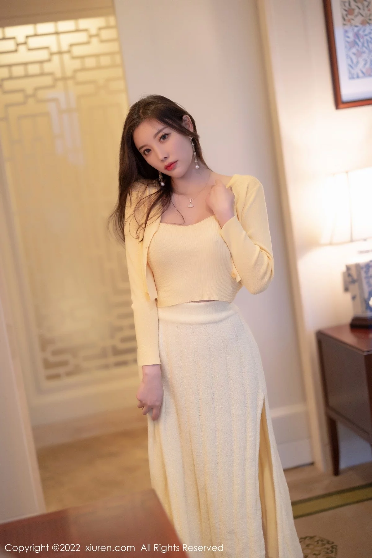 [[XiuRen秀人网]秀人网]No.4654_女神杨晨晨Yome淡黄色上衣配长裙原色丝袜秀完美身材诱惑写真77P