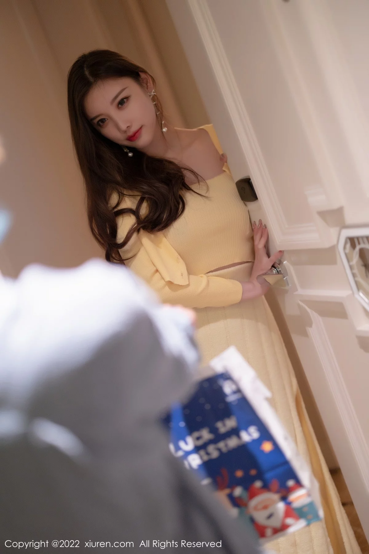 [[XiuRen秀人网]秀人网]No.4654_女神杨晨晨Yome淡黄色上衣配长裙原色丝袜秀完美身材诱惑写真77P