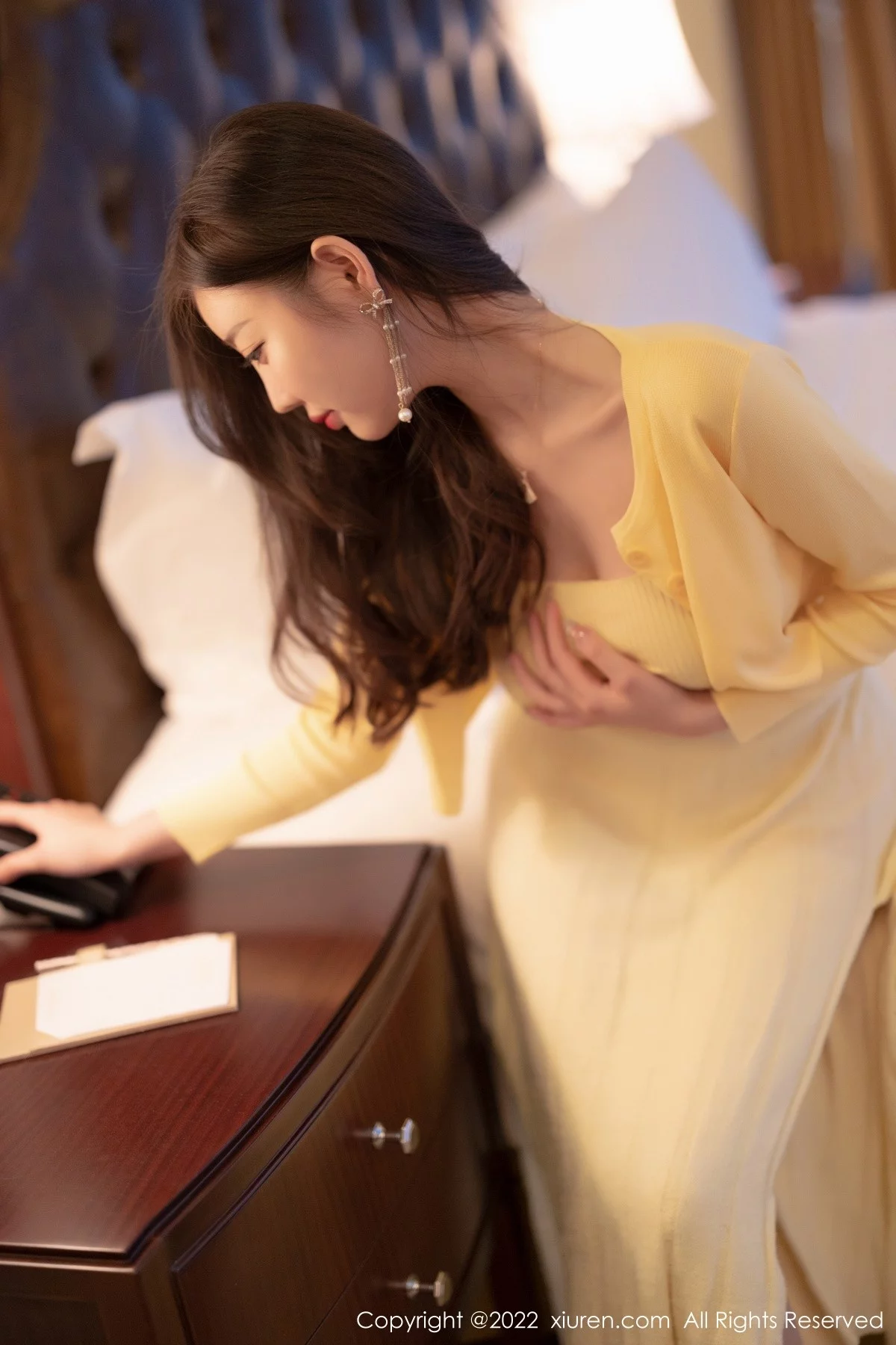 [[XiuRen秀人网]秀人网]No.4654_女神杨晨晨Yome淡黄色上衣配长裙原色丝袜秀完美身材诱惑写真77P