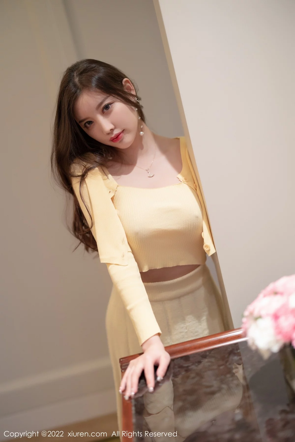 [[XiuRen秀人网]秀人网]No.4654_女神杨晨晨Yome淡黄色上衣配长裙原色丝袜秀完美身材诱惑写真77P