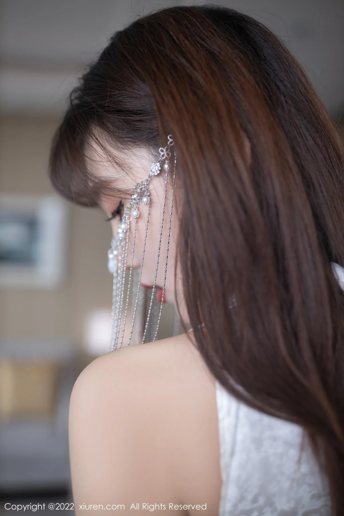 [[XiuRen秀人网]秀人网]No.4660_模特陆萱萱珠三角旅拍酒店白色情趣旗袍配蕾丝袜撩人诱惑写真75P