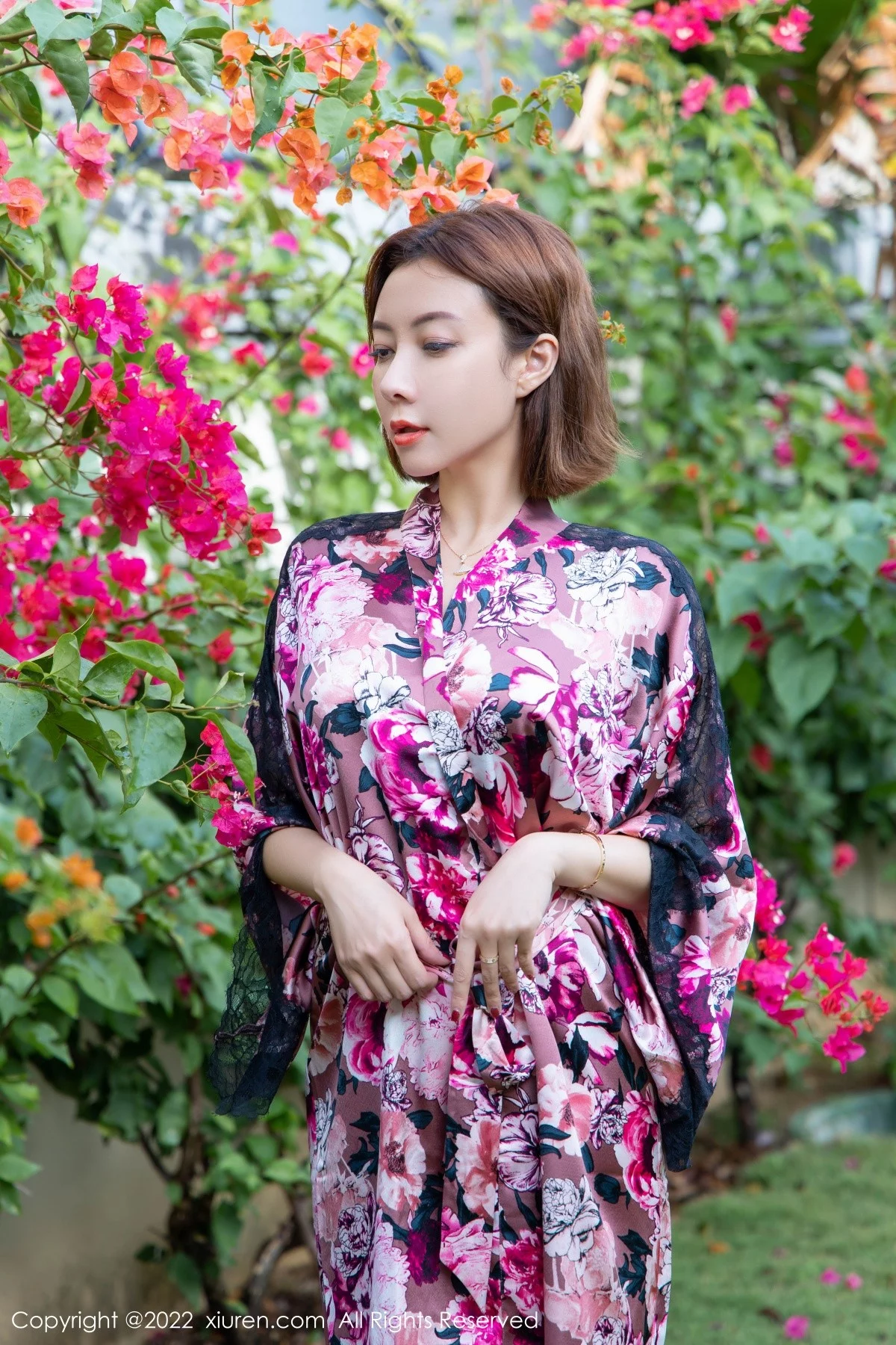 [[XiuRen秀人网]秀人网]No.4656_御姐果儿Victoria三亚旅拍花纹外衣露蕾丝内衣吊带黑丝诱惑写真57P