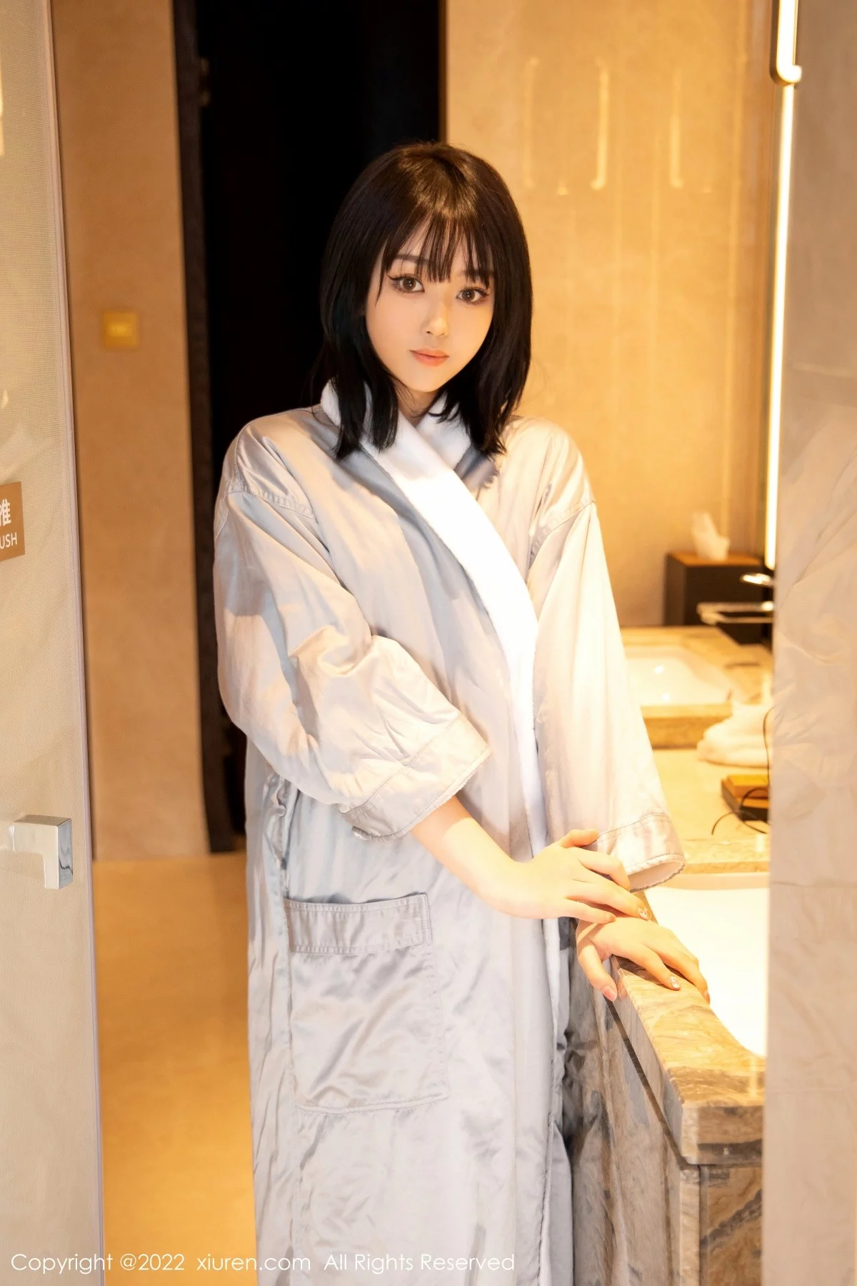 [[XiuRen秀人网]秀人网]No.4664_模特奶瓶酒店浴缸场景性感灰睡袍半脱露性感美背迷人诱惑写真77P