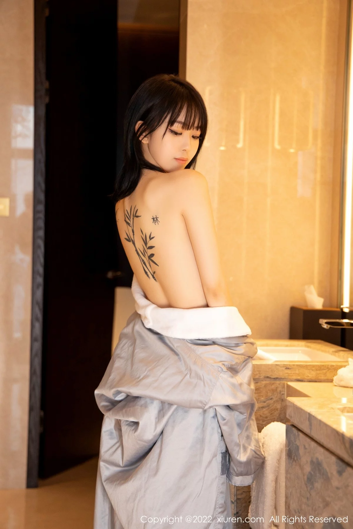 [[XiuRen秀人网]秀人网]No.4664_模特奶瓶酒店浴缸场景性感灰睡袍半脱露性感美背迷人诱惑写真77P